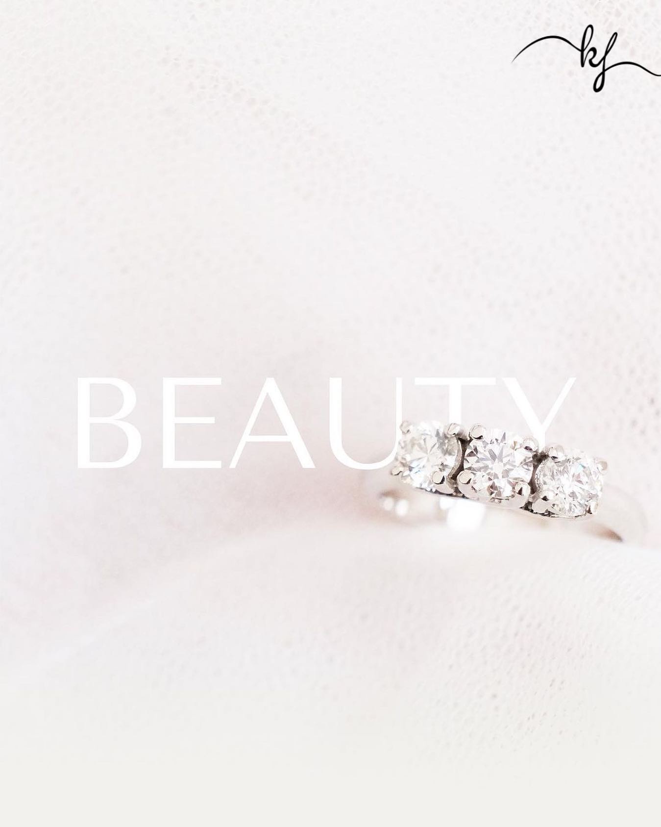 #spotted the perfect ring for desk-to-drinks and everything in between
#kazajewellery #jewellery #minimal #preciousjewellery #aesthetic #classy #everydaywear #finejewelry #diamondring #diamond #diamondrings #rings #kaza