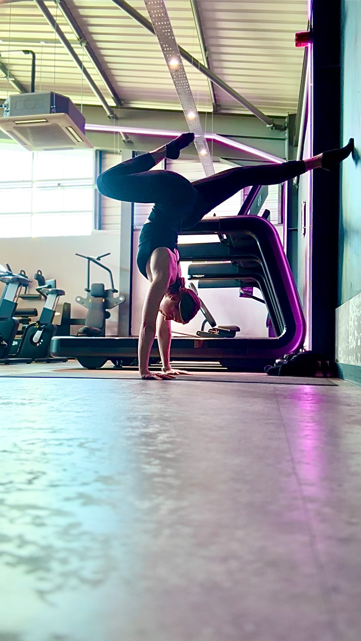 Only 1 in 5 adults in the UK are currently learning a new skill - but in my opinion it’s one of the best things you can do for yourself!
Practicing something new rewires your brain to challenge limiting beliefs, boost self-confidence and enhance adaptability. These are traits that will benefit you over and over again in and out of the gym. It also helps us to feel connected with ourselves and adds purpose to the monotony of everyday.
Learning feeds the soul, so if you’re wanting to try something new but “don’t have time” or “feel too old” or “don’t want to embarrass yourself” squash the excuses and just go for it!
Your brain is craving stimulation that doesn’t stem from Netflix, food, or cute dogs on Instagram. Give it some real, honest serotonin 👌