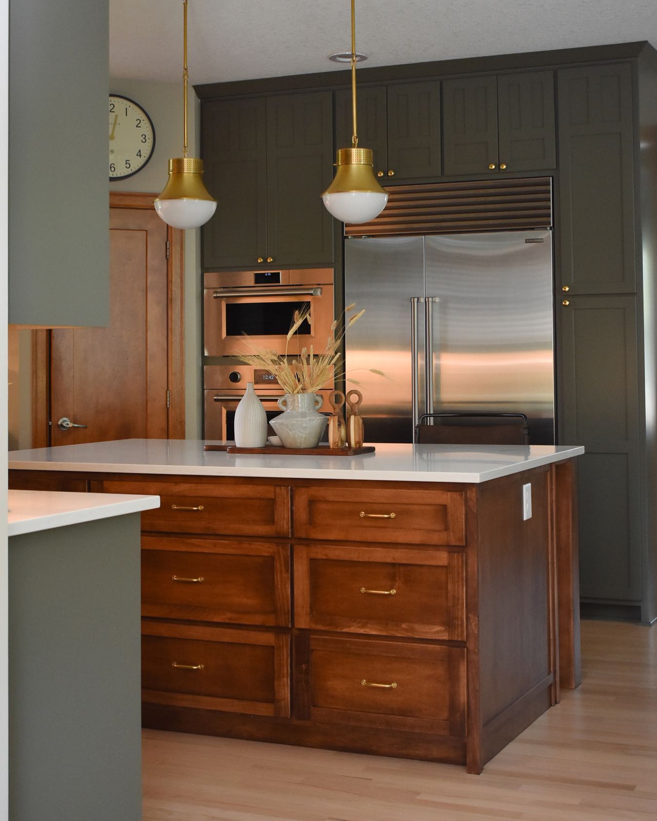Apologies as it has been quiet around here! But, here’s an exciting sneak peek of our #dhddramaisland project that wrapped up last year with @rascherandco This beauty was transformed with a brand new island, paint, refinished floors, painted cabinetry, new appliances, countertops, plumbing and light fixtures. Aah oooh gaa!
⠀⠀⠀
