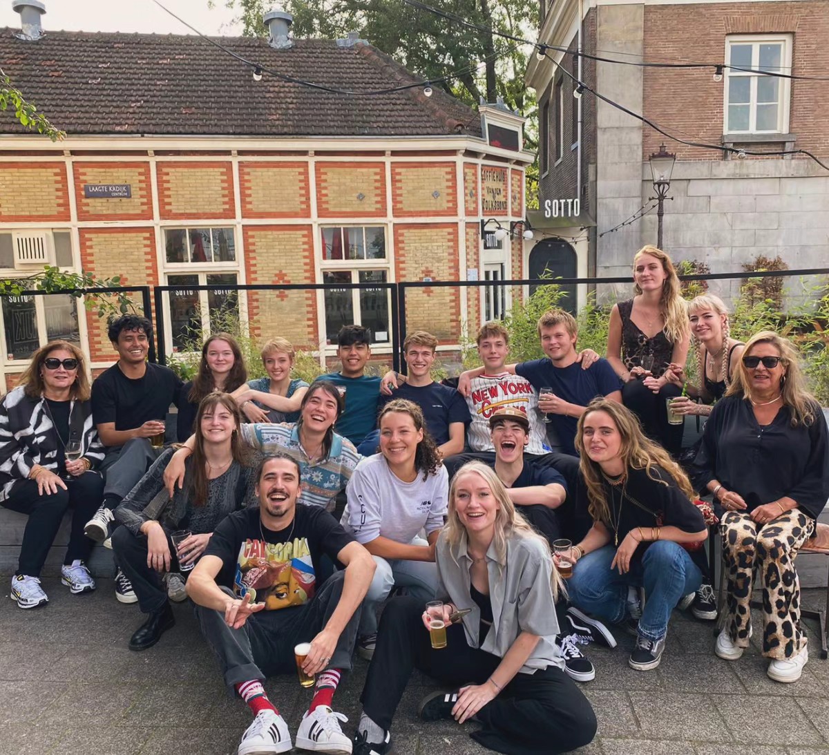 GEZOCHT: KEUKENPERSONEEL & AFWASSER
Kom jij ons mega gezellige team Kadijk versterken? 🌶 Wij zijn op zoek naar keukenpersoneel en een afwasser! Ervaring is niet per se nodig, studenten en scholieren zijn welkom. Heb je interesse of vragen? Stuur een berichtje of mail naar info@cafekadijk.nl
Delen wordt gewaardeerd!