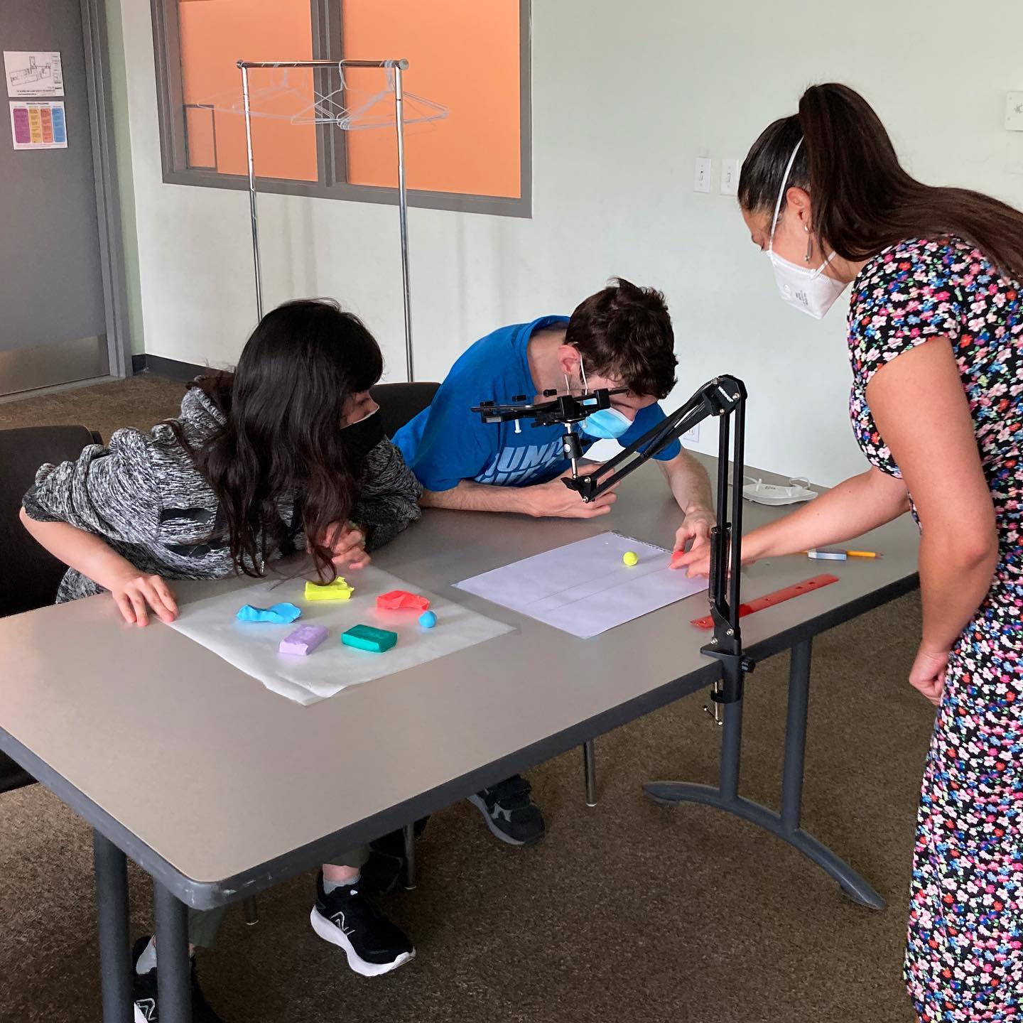 Here’s @cristalclear_ teaching our students stop motion at the @milesnadaljcc
Such a fun class ✨
#framebyframe #stopmotion #workshop