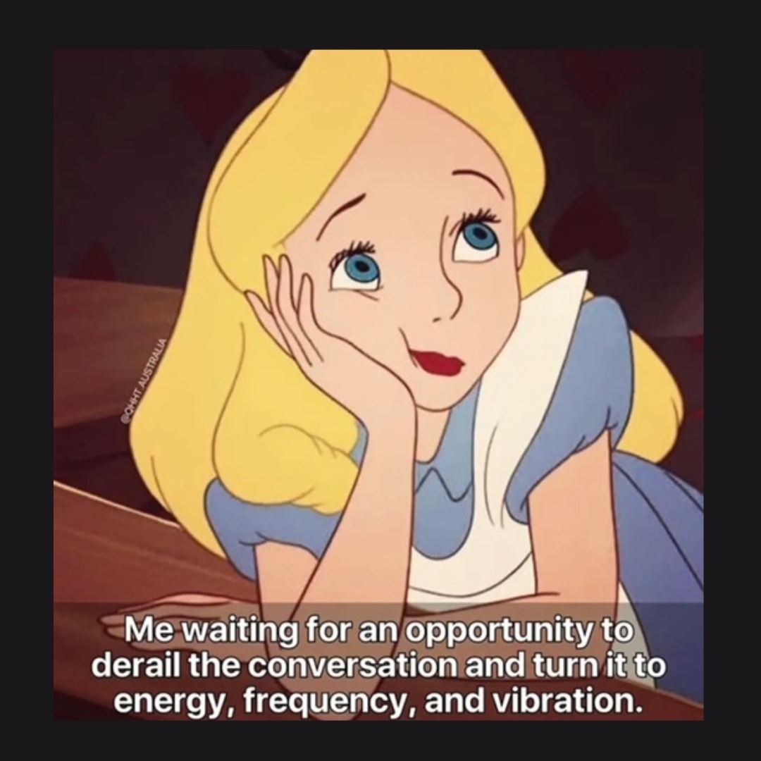 ‘Beter je grenzen aangeven.’
‘Assertiever zijn.’
‘Alles wat je dwarszit uitspreken.’
Onder het mom van: niet over je heen laten lopen. Altijd al heb ik een weerstand gehad op dit soort opmerkingen. Uiteraard omdat ik alles behalve dat ben.
Welbespraakte, zelfverzekerde mensen deden mij voorheen volledig doen dichtklappen. En gaven me een onveilig gevoel. Alsof je je op een mijnenveld bevindt waar elk moment iets kan ontploffen, in de vorm van kritiek. Ik denk dat vooral mensen die met narcistisch misbruik te maken hebben gehad deze onveiligheid herkennen.
Dat kritiek vrijwel altijd een projectie van een angst van de ander is, dat weet ik ondertussen wel. En ik kan in mijn buik voelen wanneer er pijn op mij geprojecteerd wordt. Dat kritiek bij mij een buiten proportioneel groot schuld- en verantwoordelijkheidsgevoel triggert, ook. Het is een diepe kind-pijn. En ik betwijfel of het volledig te helen is.
Hoe vaak mij wel niet een assertiviteitscursus is aangeraden. Met de wijsheid van nu denk ik dat het niets had opgelost. Daarmee verdwijnt de pijn niet, sterker nog eigenlijk ontken je het alleen maar meer. Assertiviteit kan ook een masker worden.
Consistent zijn in woorden en gedrag is veel meer waard dan alles moeten benoemen. Daarbij, schijn-assertiviteit kan bij gevoelige, empathische mensen veel verwarring oproepen.
Telepathie als nieuw communicatiemiddel en energie en authenticiteit als nieuwe valuta. Dat is de wereld waar we naartoe bewegen. Ik kan niet wachten!
#assertiviteit #keelchakra #waarheid #newera #narcistischmisbruik #schuldgevoel #heling #authenticiteit #narcisme