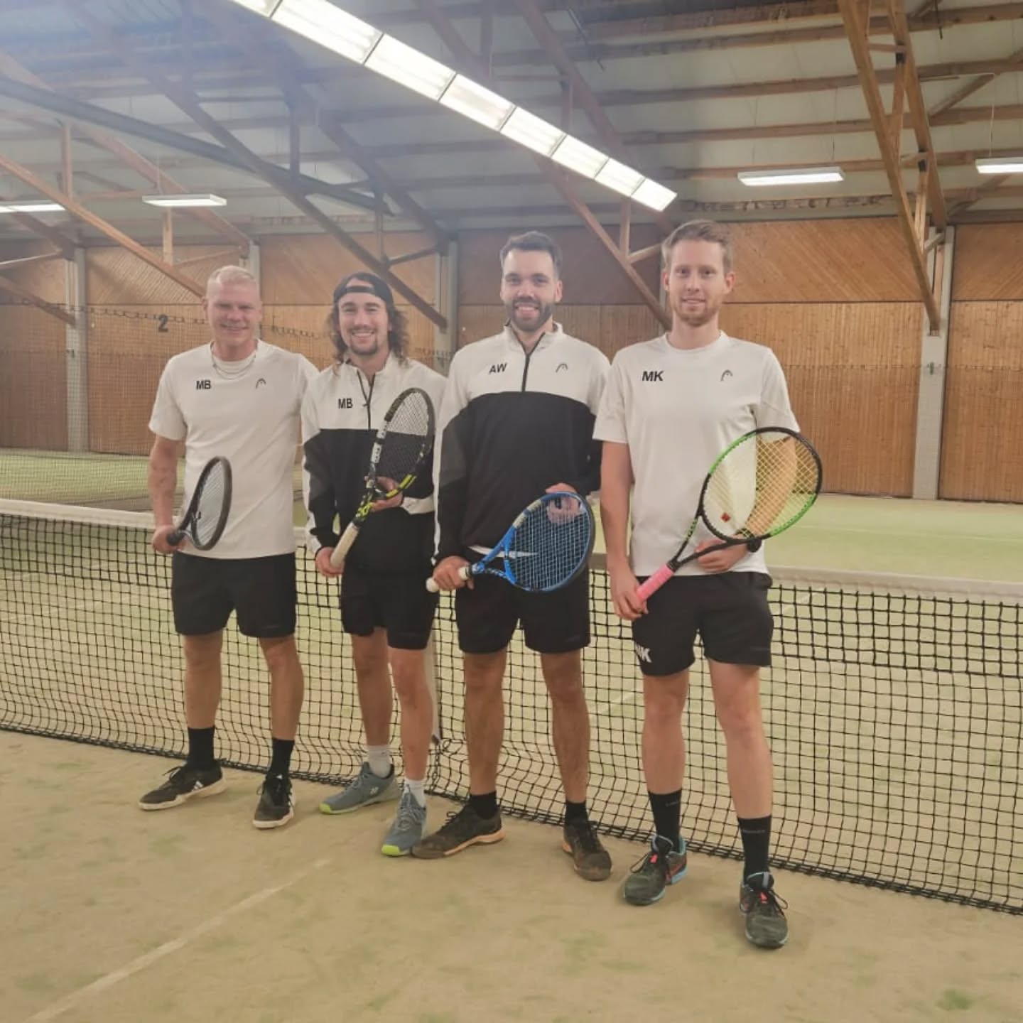 Zweimal 3:3, zweimal Unentschieden? Leider nicht. Damen 1 und Herren 1 verlieren beide ihre Spiele in der Winterrunde wegen eines Satzes weniger als die Kontrahent:innen vom TC Rottenburg, bzw TC Neustetten. #tennis #tcdettingen #spgdettingenglatt #tennisvereinglatt