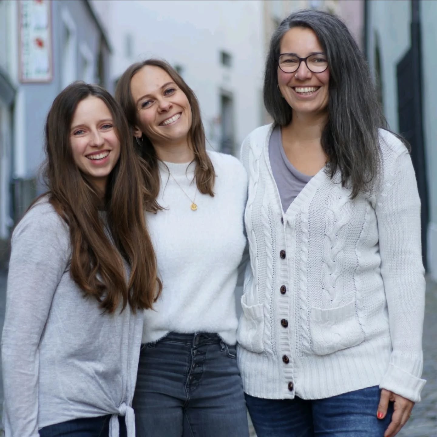 Frauengesundheit in der Ernährungsberatung fest verankern! 🌸
Frauengesundheit sollte kein Spezialgebiet für wenige sein – Zyklus, Hormonhaushalt und weibliche Physiologie verdienen in jeder ernährungsmedizinischen Betreuung volle Aufmerksamkeit. Genau da setzt die FEM-Academy an! Bestehend aus Jasmin Klammer-Martin, Katharina Kuehtreiber und Stefanie Bart unterstützen sie Ernährungsfachkräfte dabei, Frauengesundheit standardmäßig in ihre Arbeit zu integrieren.
Im Januar startet der vierte Durchgang vom 6-teiligen Intensivprogramm – FOKUS FRAUENGESUNDHEIT – Ein praxisnahes Fortbildungsprogramm, das Themen wie Zykluswissen, Endometriose, Wechseljahre, Kinderwunsch, Hashimoto, Lipödem und das PCO-Syndrom abdeckt.
Vorteile auf einen Blick:
✨ Lernen von führenden Expert:innen
✨ Praxisnahe Inhalte für den sofortigen Einsatz in Beratung und Therapie
✨ Online-Teilnahme per Zoom – flexibel und ortsunabhängig
Start am 17. Januar 2025 (Module sind auch als Tagestickets erhältlich) – Anmeldung offen!
👏 Finden wir TOP, um die Zukunft der Frauengesundheit aktiv mitzugestalten und Frauen bestmöglich zu unterstützen!