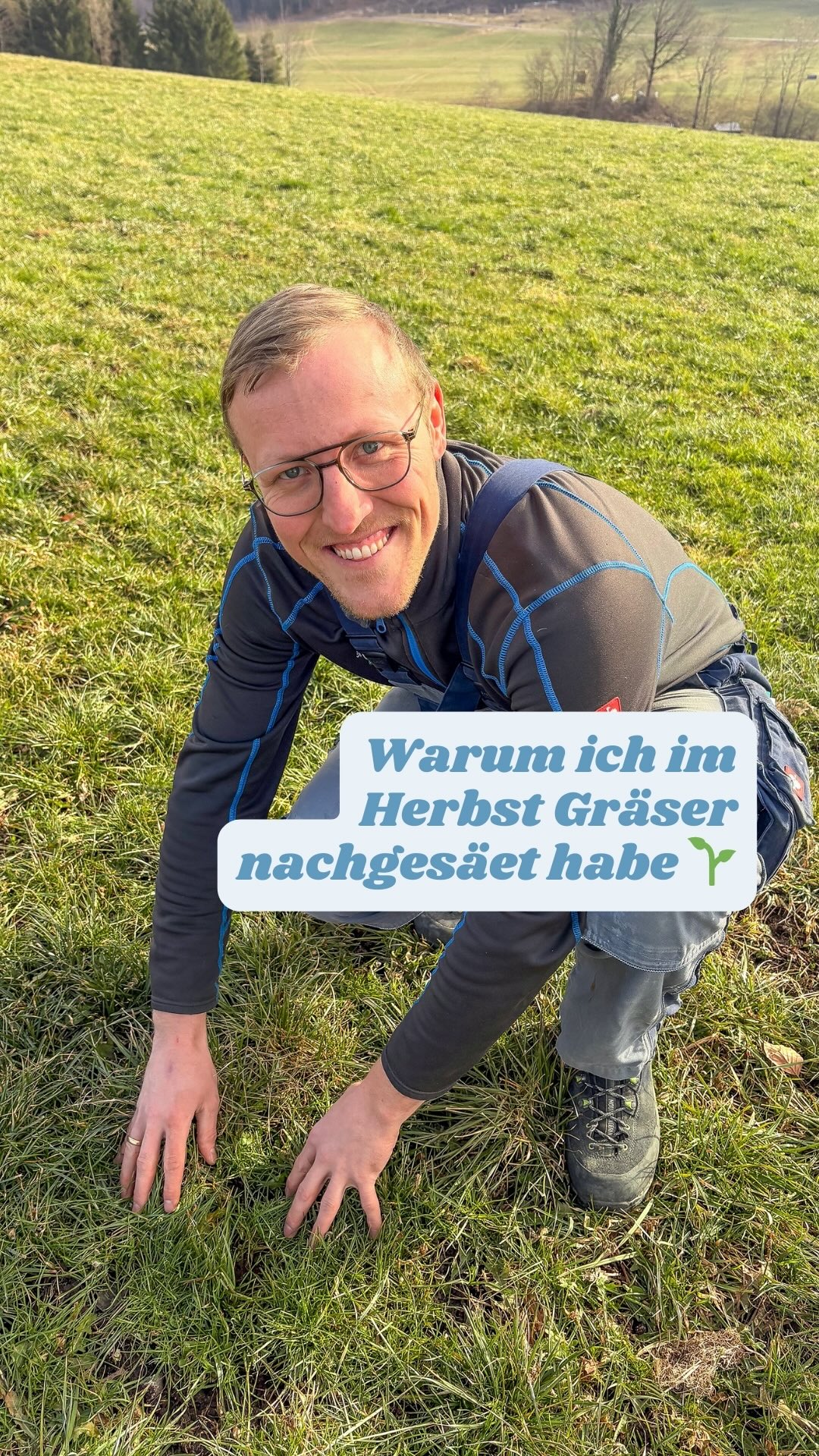 🌱 Des war a richtig spannender Moment… Herbst-Nachsaat ausgebracht – und kurz drauf zack: Frost ❄️😅 I hab ehrlich kurz ghofft, dass die Arbeit ned für die Katz war… 🫠
👉 Und jetzt? Man sieht’s endlich: Die Gräser kommen durch. 💪🌱 Und des hab i ned aus Spaß gmacht – sondern für eure Lieblinge. 💚
Warum des so wichtig is? Damit das Gräser–Kräuter-Verhältnis im Heu stimmt. Kräuter san wertvoll – aber: 🍀 Calcium wird bei Kaninchen & Meerschweinchen über den Urin ausgeschieden. Zu viel davon = Blasengrieß & Steine 👉 Probleme beim Wasserlassen 😬💧
Mehr Gräser im Heu heißt für eure Fellnasen:
✔️ optimale Rohfaser
✔️ gesunde Zähne & Verdauung
✔️ ausgewogener Calciumgehalt
✔️ und für uns: eine dichte, stabile Grasnarbe 🌱
💡 Unser Qualitäts-Proof aus der Heuanalyse (Herbst 2025):
Calcium: 4,5 g/kg (Ideal: 3–6 g/kg) ✅
Phosphor: 3,4 g/kg (Ideal: 2–4 g/kg) ✅
➡️ Ca:P-Verhältnis: 1,33 : 1 👍
Zu viel Calcium bei zu wenig Phosphor heißt nämlich: höheres Risiko für Sedimente & Harnsteine ❌
Genau deshalb investieren wir in Nachsaat, Bodenpflege & Qualität – damit unser Heu gesund, ausgewogen und langfristig verträglich für eure Tiere bleibt. 🐹🐰💚
P.S. Mit diesen Werten ist unser Heu auch für Tiere mit Blasengrieß-Tendenz geeignet und kann bedenkenlos gefüttert werden. 😊👍
Sonnige Grüße aus den Bergen ⛰️
euer Johannes ✌️