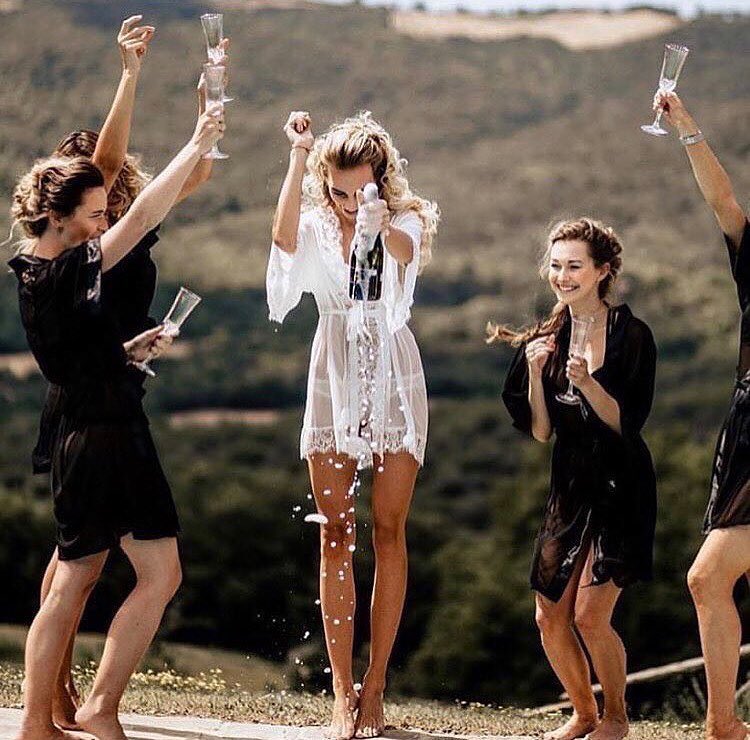 It's the WEEKEND! 🙌🏻🍾via @wedding_day_whispers