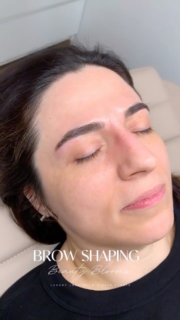 A perfect brow shaping brings out your natural glow!
#browshaping #beautybloomstudio #browstyling