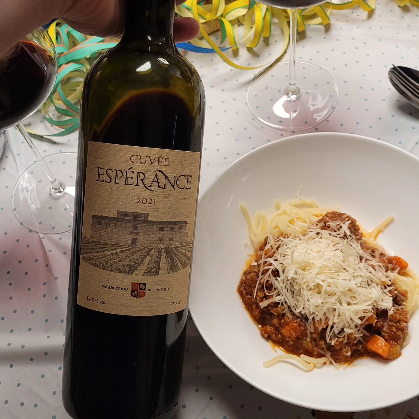 Montepulciano d'abruzzo from Greece?!
Yes! The story behind this wine is incredible. But more on that on another occasion. Today I just want to share with you my impressions of 2021 vintage.
The Cuvée Espérance from Papargyriou Winery is a striking red wine that captures the cool freshness of its high-altitude origin in the Sofiana vineyards of Corinthia (900 meters above sea level). On the nose, it opens with an aroma of fresh plums, vibrant and pure, steering clear of overly dried fruit. There’s a lively hint of pomegranate that adds brightness, while subtle notes of ash, iodine, and a touch of chlorinated minerality bring a finely etched complexity and finesse to the bouquet.
On the palate, this wine reveals solid tannins with a delightful grip, balanced by a high-altitude acidity that brings freshness and structure. The 12 months in oak add just enough texture without overshadowing the fruit, keeping the profile clean and focused. The Cuvée Espérance still feels youthful and somewhat bold, with clear aging potential; its elements may seem a bit vigorous now but promise to harmonize beautifully over the coming years.
The finish is refined, if not exceptionally long, and free of any overpowering alcohol. A bit of air opens up the wine further, unveiling even more fruit clarity. With an ideal drinking window starting around 2026 and extending well into the mid-2030s, this wine is one to watch as it develops and matures.
Score: 92+ points.
Last bottles in Germany available from @wineandnature
#redwinetasting #redwine #redwines #winetime #winetasting #italianwine #montepulciano #montepulciano🍷 #montepulcianodabruzzo #greekwine #greekwinery #greekwines #greekwinelover #greekwinelover #greekwinelovers #greekwineexplained