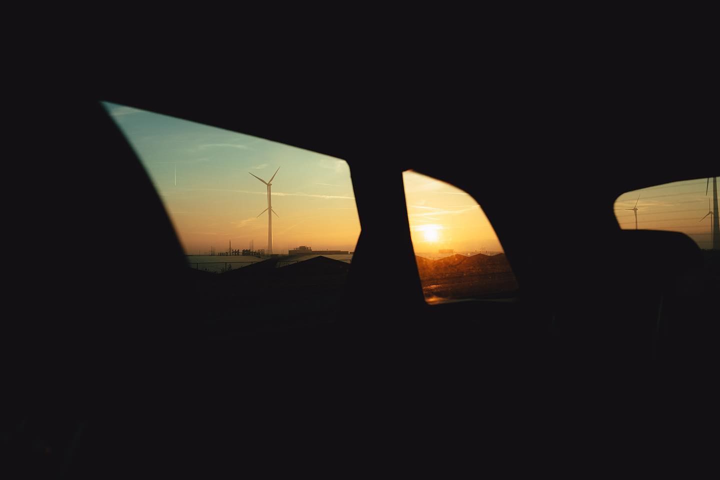 Parked
#photography #groningen #eemshaven #car #newenergy #windmill #windpower #industrial #seat #netherlands #futuristic #goldenhour #sunset #sunrise