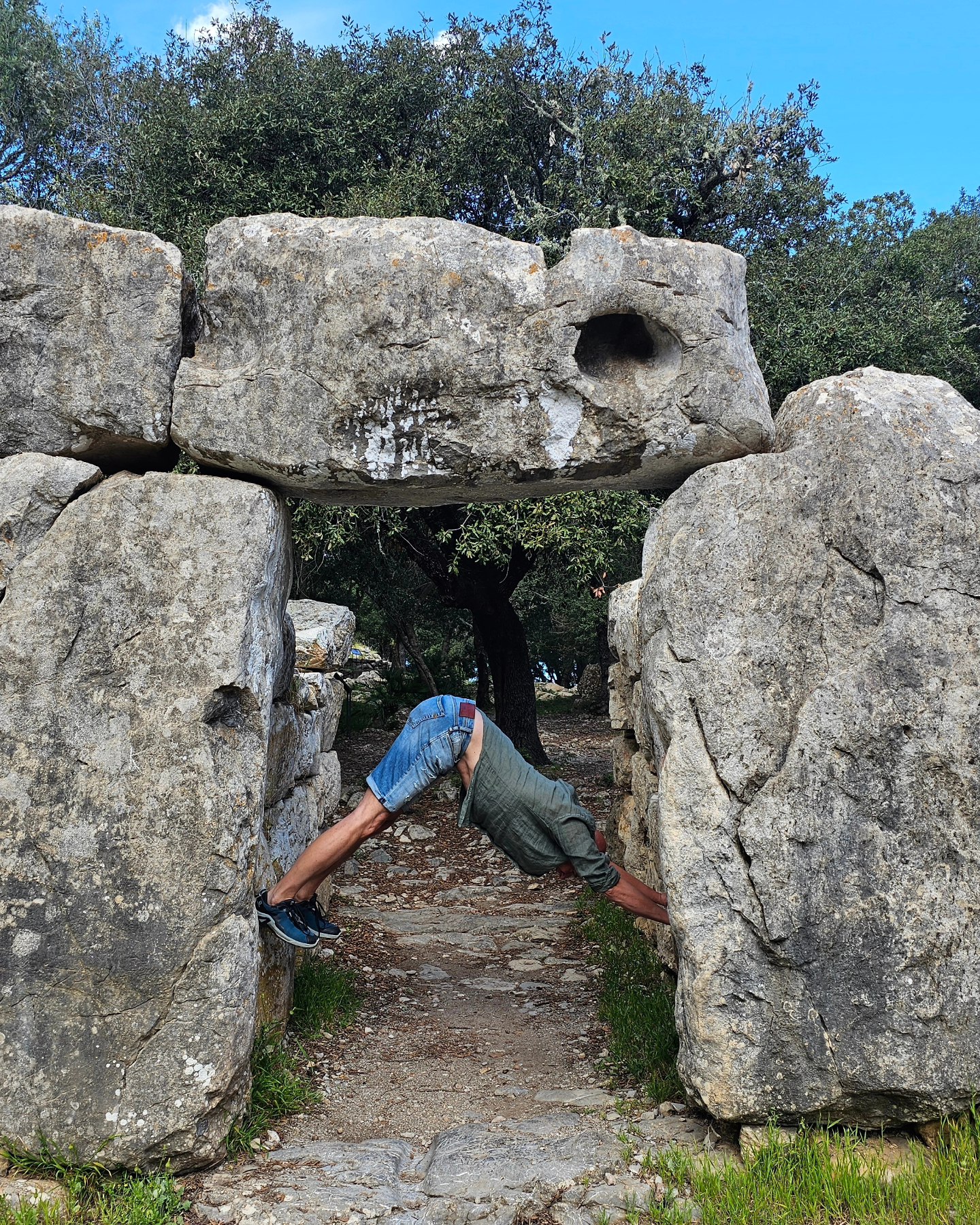 Stonehenge auf Mallorca.
Es ist schon beeindruckend auf Monumenten zu stehen, zu berühren und zu verweilen wo vor tausenden von Jahren Menschen etwas aufgebaut haben.
Wie auf diesem KulturErbe auf Mallorca. Auch wenn ich dieses lustige Bild geschossen habe, bin ich doch eher bedächtig durch diese Ruinen gewandert und habe Veits Schilderungen gelauscht.
Erstaunlich mit was für einer Leidenschaft er sich der mallorcinischen Kultur widmet. Unsere in vieler Hinsicht gleichen Einstellungen einigen uns und so war es wieder ein beeindruckender Morgen voller Inspirationen, Gesprächen, wunderbaren Aussichten und kleinen Wanderungen.
Danke dafür. 🙏 lieber Veit
#yoga #hatha #hathayoga #ashtanga #ashtangayoga #ashtangalove #yogaliebe #mindful #mindfulness #yogateachwr #yogi #yogaboy #fitness #instafit #yogapic #yogapicture #asana #yogaposition #iinstafit #fitness #instayoga #yogaeveryday #yogaeverywhere #yogaever #yogaasana #yogadeutschland