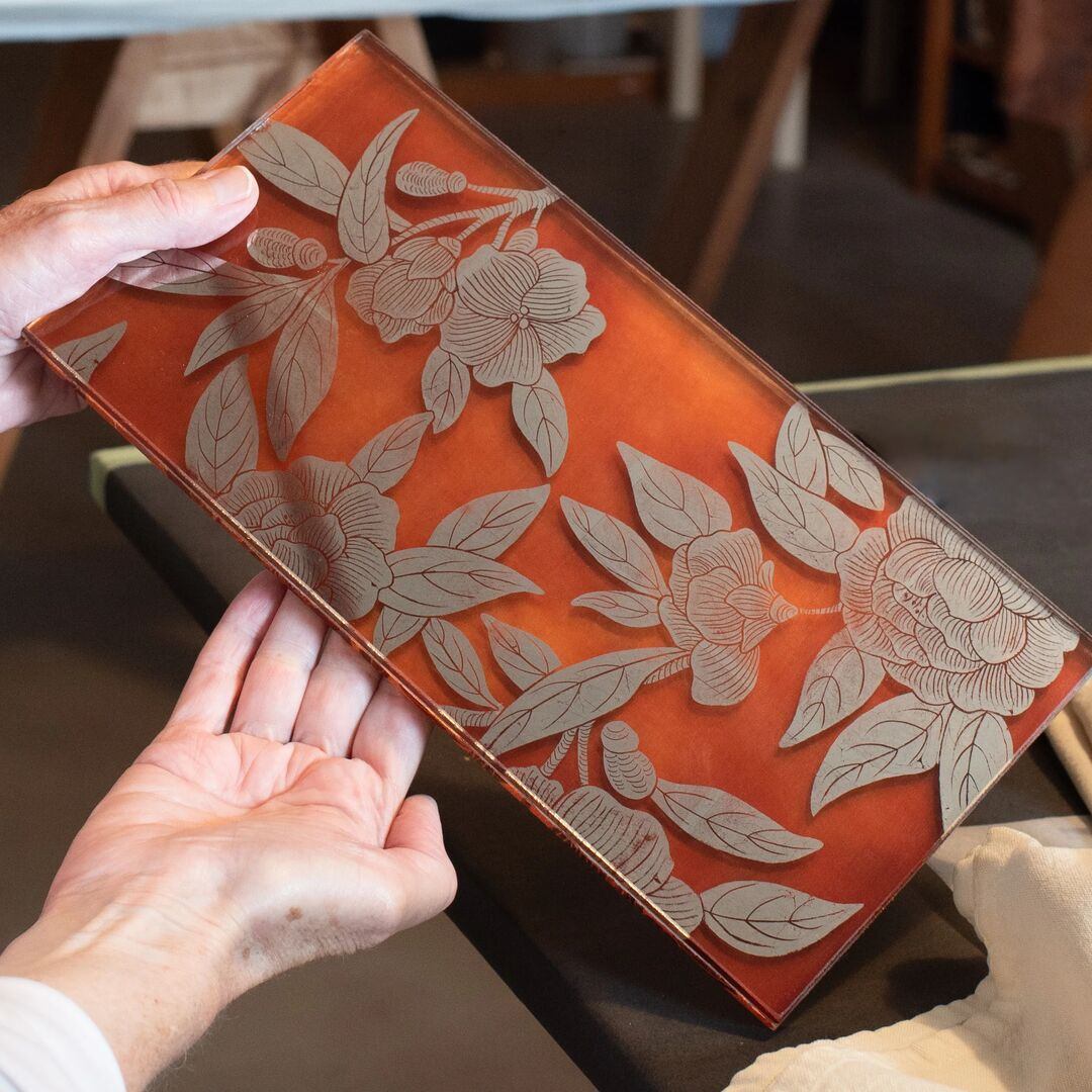 “I love the simplicity and the beauty of the age-old craft of églomisé…using traditional techniques and bringing in newer ones to assist and expand the endless design possibilities. I hope that the work might cause the viewer to slow down for a bit and take it all in.” —SuperStrata artisan Lisa Stimpson
Link in bio to see more of Lisa’s églomisé works of art.