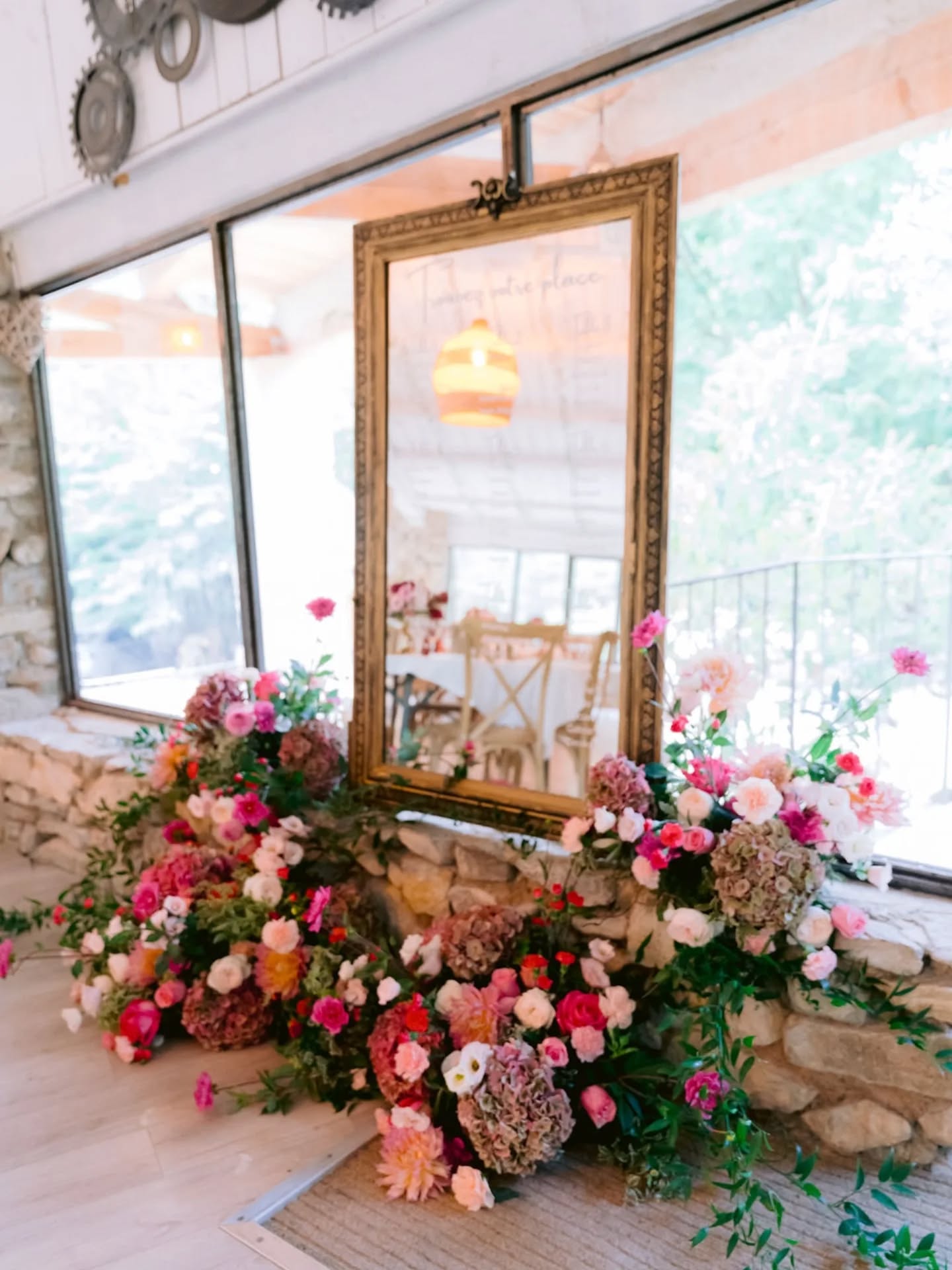 🌿 Des fleurs pensées pour durer 🌿
Ici, rien n’est figé.
Les compositions florales ont d’abord accompagné la cérémonie,
puis ont été déplacées pour habiller ce miroir transformé en plan de table ✨
J’aime imaginer des décors floraux qui évoluent tout au long de la journée,
qui se transforment sans se perdre,
et qui continuent de raconter une histoire, autrement.
Réutiliser les fleurs, repenser leur place, prolonger leur présence…
C’est une façon plus responsable de créer de la beauté,
sans renoncer à l’émotion ni à la générosité des fleurs 💐
Penser la décoration florale comme une scénographie vivante,
au service des moments forts du mariage 🤍
Lieu @lehameaudevalouse
Photographe @clementinec_photographe
Location décoration @velvetrendezvous
Signalétique @lepetitmacatia
#decorationflorale #mariageecoresponsable #fleursdurables #weddingflowers #scenographieflorale slowflowers