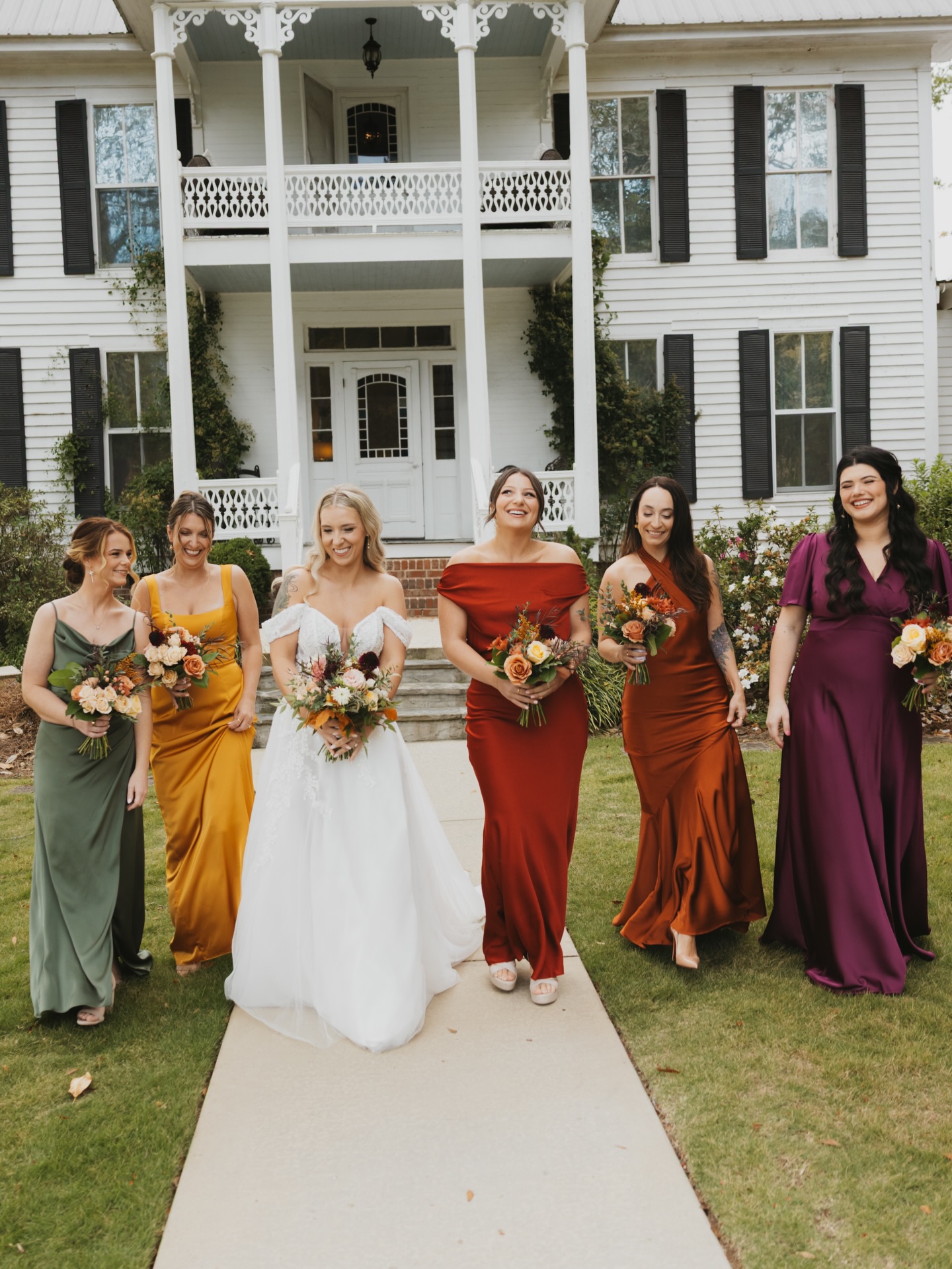 Savannah & Frank’s November wedding in Cedar Bluff, Alabama stole our hearts. They planned an intimate wedding weekend at Magnolia Overlook to relax and celebrate with their close family and friends. Her sister, maid of honor, and wedding planner, Sydney, owner of @silverliningcuration, booked us on @theknot and we are so glad she did!
📸 @maryhannahphoto
Planner @silverliningcuration
Venue: @magnoliaoverlook
Florals: @millbrookfarmflowers
#fallweddings #fallflorals #lakefrontwedding #atlantafloraldesigner #engagedandinspired