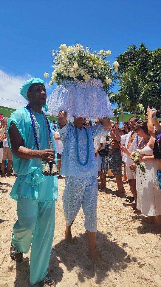 Salve a Rainha do Mar! Hoje, 2 de fevereiro, é o dia oficial de #Iemanjá, uma das divindades mais populares e amadas do Brasil.
Eu sou devota de Iemanjá e digo para vocês, vivenciar a celebração em Mororé, na Bahia, foi uma das experiências mais lindas que já vivi! E o @entaovah pode te levar pra lá também! Uma cidade feita de pescadores, quilombolas, aberta ao mundo e cheia de paisagens e momentos que fazem qualquer um se renovar.
Mas vale sempre ressaltar: vá com respeito à cultura local, com respeito aos costumes e as pessoas. Em Moreré existe um ditado que diz: "Pisa fofo, chega, mas chega no sapatinho!”
Já planejou a sua viagem para conhecer esse paraíso? #Entaovah
#Bahia #Brasil #Turismo