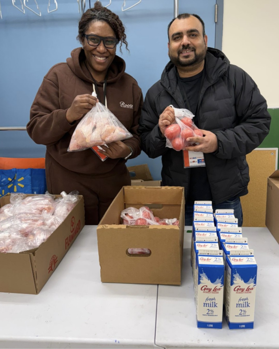 During this chilly January we distributed fresh food and non-perishables to neighbours on the 7th and 21st at our 675 Food Hub! Each time our staff and volunteers supported nearly 100 households.
On the 7th we provided broccoli, bananas, eggs, bread, milk and on the 21st we distributed chicken, strawberries, onions, milk and eggs.
Our thanks to:
- North York Chinese Baptist Church for support with space and volunteers
- @nyhfb for the non-perishables provided
- Carlo’s No Frills and @charliesmeat for providing affordably priced food
- @starbuckscanada District 256 for volunteering on January 21st and spreading kindness to our clients with their smiles and positive energy
If your team would like to volunteer at one of our upcoming food distributions please contact our Volunteer Coordinator at lily.su@neighbourlink.org
#WeLoveWillowdale #NeighboursHelpingNeighbours #Community #NorthYork #FoodBanks #FoodSupport #Kindness #Charity