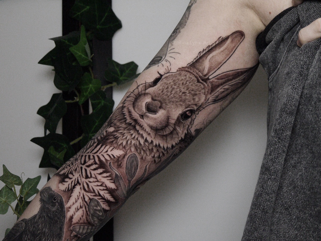 Ich liebe diesen Sleeve so sehr. 🥹💜
Wir sind im Endspurt. Macht mich fast ein bisschen traurig, weil es mir so viel Spaß mit Jen gemacht hat. 🫶
Wenn du detailreiche Motive magst, die weich wirken, Flow haben und trotzdem richtig präsent sind: Dann bleib gern hier für mehr Einblicke. ☺️
Und wenn du selbst ein Wunschprojekt im Kopf hast, schreib mir einfach. 🌿
__
#blackandgreytattoo #illustrativetattoo #animaltattoos #floratattoo #tattooartistberlin