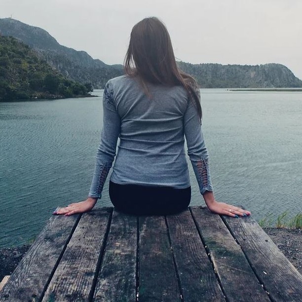 DEMNÄCHST BEI TRIAS
MBSR⎪Stressbewältigung durch Achtsamkeit
Grundlage des MBSR-Kurses ist die Schulung der Achtsamkeit. Zusammen in einer Kleingruppe (4-6 Personen) übst du die eigene Aufmerksamkeit immer wieder zum jetzigen Moment zu führen, um mit dir selbst in Kontakt zu kommen und so ein tieferes Verständnis für dich selbst zu entwickeln.
Durch verschiedene Übungen, wie bspw. Sitzmeditation, sanfte Körperübungen oder Bodyscan lernst du u.a. Gedanken, Gefühle und Sinneseindrücke bewusst wahrzunehmen, ohne sie zu bewerten. Dies ermöglicht es die Entstehung von Stress und die eigenen, oft automatisierten Reaktionen auf die Belastungssituation zu erkennen und gibt dir so die Möglichkeit nicht in gewohnter Weise (Autopilot) darauf reagieren zu müssen.
Kurs-Aufbau:
Ein MBSR Kurs läuft über einen Zeitraum von 8 Wochen mit wöchentlichen Gruppenterminen zu je 2,5 Stunden und einem zusätzlichen Tag der Achtsamkeit an einem Samstag oder Sonntag.
Neben der Teilnahme an den Kurseinheiten, ist das tägliche Üben zu Hause und im Alltag (ca. 45 Minuten täglich) ein elementarer Aspekt des 8-Wochen Kurses.
Die Kurseinheiten beginnen in der Regel mit einer gemeinsamen Achtsamkeitsübung (bspw. Bodyscan, Sitzmeditation oder sanfte Körperübungen). Danach gibt es die Möglichkeit für den Austausch über die Erfahrungen während der Übung und mit der Achtsamkeitspraxis zu Hause und im Alltag.
Nach der 6. Kurseinheit findet der Tag der Achtsamkeit - Ein Übungstag in Stille zur Vertiefung des Gelernten an einem Samstag oder Sonntag von 10 - 16 Uhr statt.
Nach dem Kurs:
Einige Wochen nach Kursende treffen wir uns zu einem Nachgespräch zur gemeinsamen Reflexion und es gibt die Möglichkeit offene Fragen zu klären.
Kursgebühr: 375 €
In der Kursgebühr enthalten sind:
ein persönliches Vorgespräch zum gegenseitigen Kennenlernen
8 Kurseinheiten zu je 2,5 Stunden + ein zusätzlicher Tag der Achtsamkeit in Stille.
Kursmaterial zur Vertiefung und Erweiterung, zum Reflektieren und Audioaufnahmen zum eigenen Üben und ein individuelles Nachgespräch.
#achtsamkeitsübung #listermeile #reflexion #sitzmeditation #körperübungen