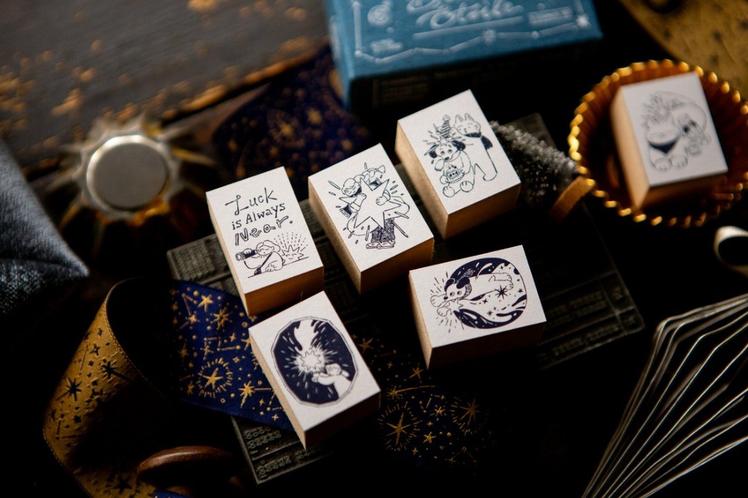 ✨𝐍𝐞𝐰 𝐀𝐫𝐫𝐢𝐯𝐚𝐥𝐬: 𝐎𝐮𝐫𝐬 𝐒𝐭𝐮𝐝𝐢𝐨
“The Gift” Lucky Star Stamp Collection and more now available online.
Discover the full range of new releases from the brand, including wooden stamps, PET, washi tapes, stickers, and transfer stickers. With many designs to choose from, plus restocks of popular backorders, there’s plenty to explore.
✨ Special✨
Purchase any three stamps from “The Gift” Lucky Star Stamp Collection and receive a free gift box.
#oneministore #stationeryshopinuk #oursstudio #taiwan #onlineshop