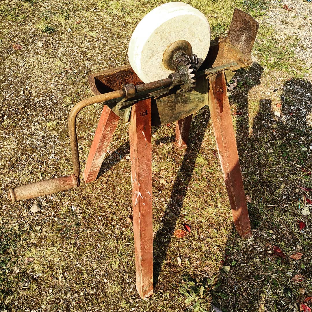 J'ai trouvé ça dans une brocante ! Je suis tout content d'avoir une meule de grand-père bien old school :) Ça va affûter des lames de faux