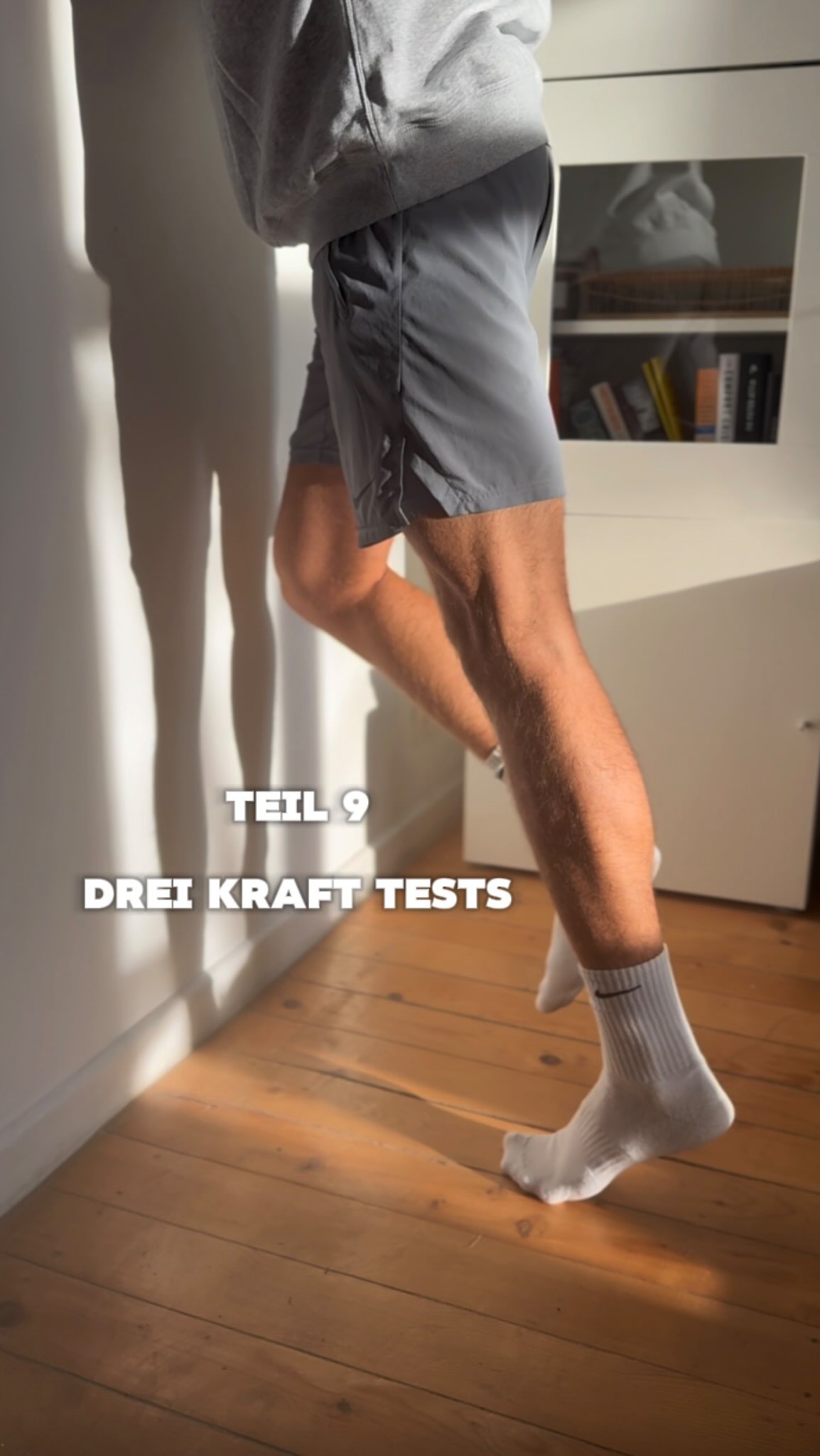 Mache diese drei Tests als Läufer vor deinem Krafttraining
Tests helfen dir,
– Schwachstellen sichtbar zu machen
– Unterschiede zwischen links und rechts zu erkennen
– gezielter zu trainieren statt mehr zu trainieren
Nicht um dich zu bewerten.
Sondern um dein Training sinnvoller zu machen.
Diese 3 Tests nutze ich dafür regelmäßig mit Läufer:innen:
• Einbeinige Wadenheber
• Einbeiniger Hamstring Hip Thrust
• Single Leg Wall Sit