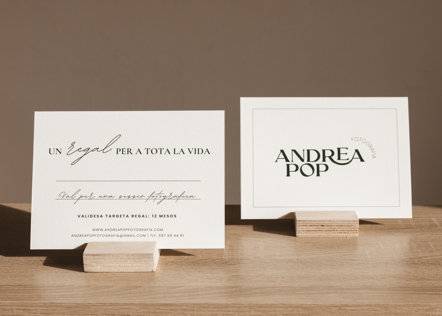 Hi ha regals que es guarden per sempre.
Aquest val regal no és només una sessió de fotos, és temps compartit, abraçades que paren el temps, mirades sinceres i records que, d’aquí uns anys, tornaran a emocionar… potser encara una mica més que avui.
Es pot regalar per a sessions familiars, d’embaràs o de recent nascut (newborn), moments únics que passen volant i que mereixen ser recordats. 🤍
Hi ha l’opció digital o física, preparada amb molta cura i llesta per regalar. I tenen una validesa de 12 mesos.
Perquè al final, els millors regals són aquells que es viuen. ✨
🎁 Si creus que pot ser el regal perfecte, em pots trucar o escriure i parlem de tots els detalls amb calma.
Una abraçada,
Andrea Pop
🖥️ www.andreapopfotografia.com
✉️ andreapopfotografia@gmail.com
📲 687 69 44 61
.
#andreapopfotografia #valregal #lleida #pallars #tremp