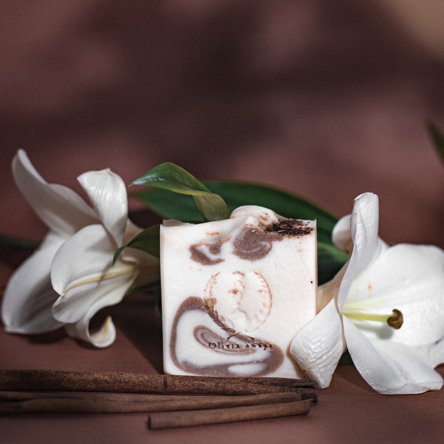 ALCUNE MIE CERTEZZE
Il peso che le cose hanno, è pari al peso che diamo loro.
Cercare e trovare ciò che, in noi, tiene saldo e solido quel peso, è il viaggio più affascinante che si possa fare.
Rispettare il peso altrui è, come minimo, la cosa giusta da fare.
Comprendere il peso altrui, denota una certa superiorità d’animo e mentale.
Alleggerire il peso altrui, potrebbe essere una delle missioni più di valore e nobili su questa Terra.
.
.
.
#riflessione #solidsoap #oliviasoaps