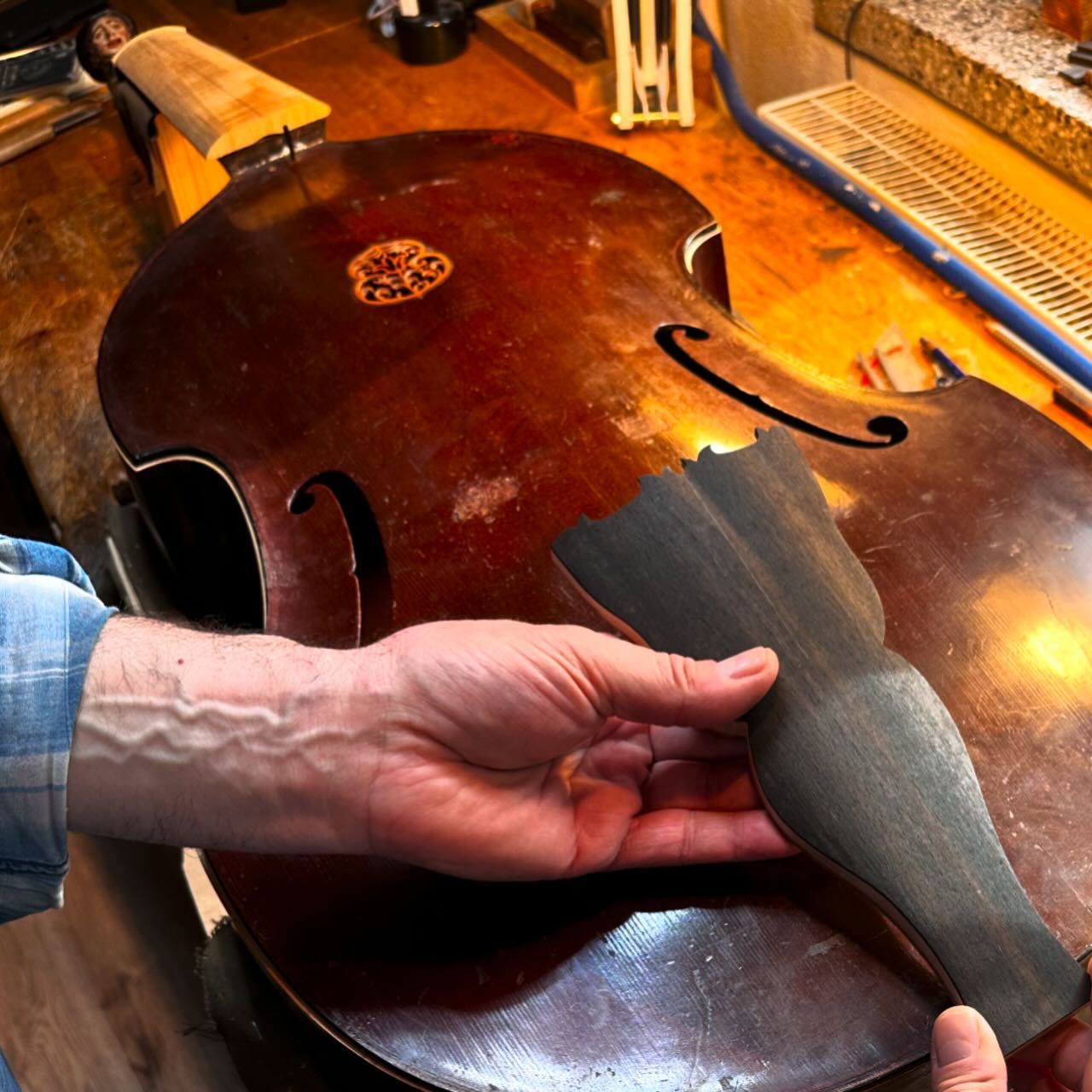 Fine-tuning for the perfect sound: the old viol gets its individually adapted tailpiece.
#berndhiller&son #oldmusic #baroque #violadagamba #violadagambaplayer #violinmaking #handmade