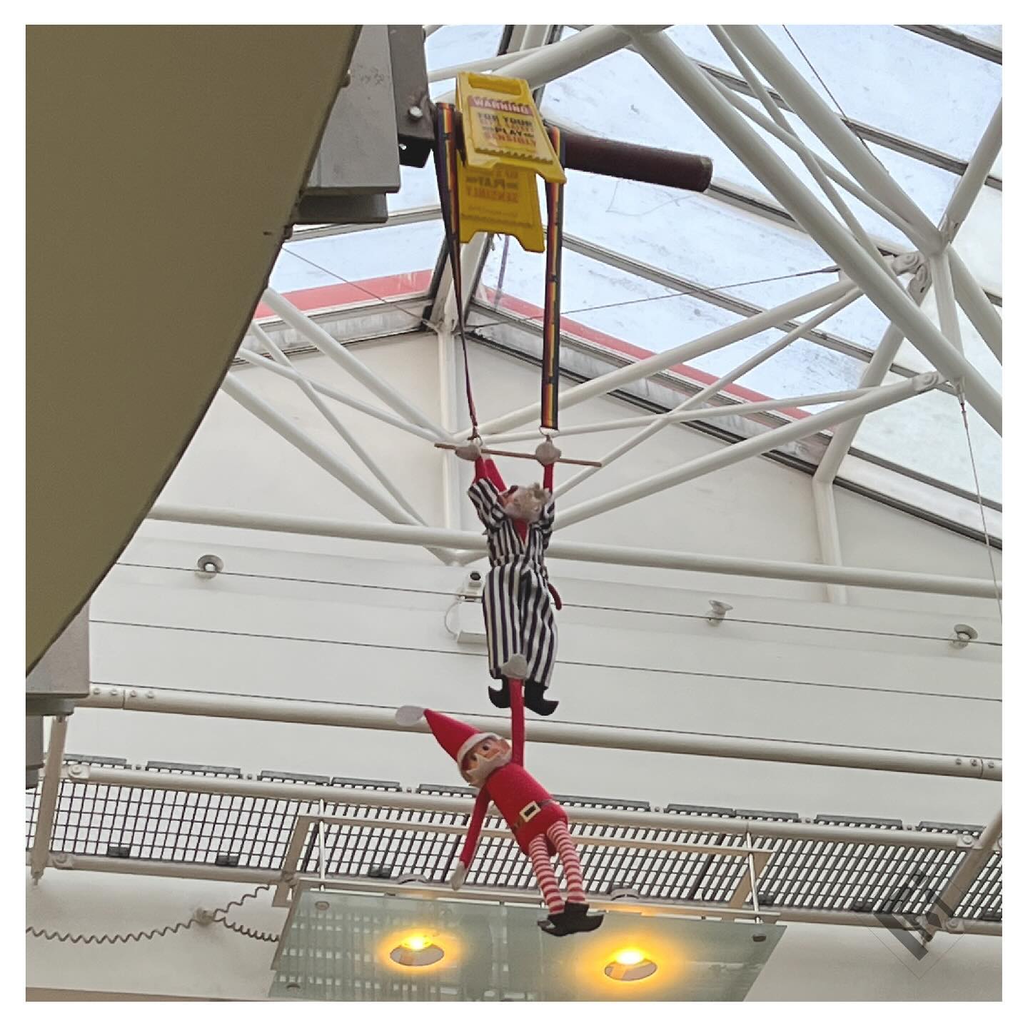 .
The naughty @soj_bcu Christmas elves 🧝🧝♀️ wish you a Merry Christmas and a Happy New Year!✨🌟
.🛷
It was a fruitful and busy year this year, and it was my pleasure meeting many practitioners and talking to the public in markets and shows. Thank you all who are with me on this new journey as a designer maker, and hopefully we can create more exciting and joyful memories next year! In the meantime, enjoy the festive vibe! 🎅🏻🎄☃️🎉🎁🎊
.
.
.
.
#jewellery #art #contemporaryjewellery #artjewellery #narrativejewellery #jewelery #narrativejewelry #artjewelry #contemporaryjewelry #japan #hongkong #uk #ukjewellerydesigner #ukjewellery #hkjewellery #hkjewellerydesigner #japanesejewelry #japanesejewellery #japanesejewelrydesigner
#photography #japaneseaesthetics #japaneseaesthetic #wabisabi #gem #gemmology