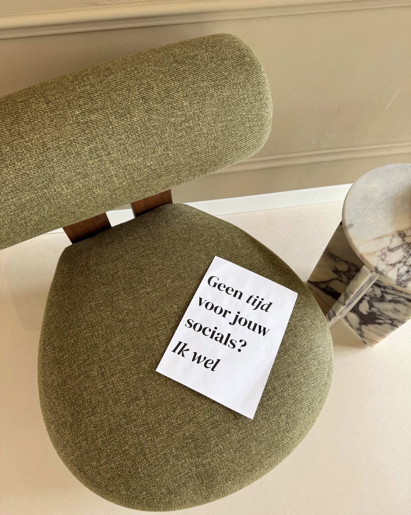 “𝗚𝗲𝗲𝗻 𝘁𝗶𝗷𝗱 𝘃𝗼𝗼𝗿 𝘀𝗼𝗰𝗶𝗮𝗹𝘀?”
Je bent niet de enige. De meeste ondernemers wéten dat ze zichtbaar moeten zijn… maar het eindigt ergens onderaan de to-do list tussen facturen en klantafspraken.
En precies daar komt strategie om de hoek kijken.
Met de juiste structuur kost zichtbaar zijn geen uren, maar wordt het een systeem dat vóór je werkt.
La Cecil helpt je van “ik moet nog iets posten” naar
👉 duidelijke content
👉 een herkenbare stijl
👉 jij hebt tijd voor andere dingen!
Socials hoeven geen stress te zijn. Ze mogen juist rust en groei brengen. Ik ontzorg je graag, zodat jij kunt doen waar jij goed in bent 🤍
#socialmediamanagment #persoonlijkecontent #smm #geentijdvoorsocialmedia