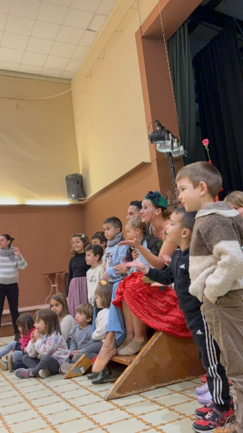 Com els hi agrada 🎈🎈 als infants 👼🤡 fer-se fotos 📷🎉🎊amb nosaltres després de cada espectacle📌📌!! I a nosaltres💖💖... també ens encanta🥰🥰
Ens veiem la propera gala al Teatre Monumental de Mataró!
Gràcies @ajuntamentrodonya per aquestes images tant boniques i també @laxarxamataro per aquesta propert oportunitat🫶😻 de retrobar-nos amb la canalla!🥳🥳🥳
#espectacleambdansaicontes #dansabarcelona #espectaclespermicropobles #espectaclesfamiliars #dansacatalunya