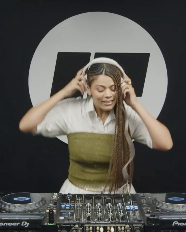 Les sons à mettre dans tes playlists 🔊✨
Sélection jouée pendant mon set Ondi Kwa Show EP .03
Toujours là pour vous servir, avec le cœur et l’énergie qui va avec 💿 Support your artists 🤍
🎧 Played by @lolaondikwa
📡 on @rinsefrance
🎶 Tracklist :
1️⃣ @ezektheartist - African Baddest Bitch x @babydaiz_ - Allez Tobina
2️⃣ @biloukii - Tchébe 2x
3️⃣ @lecouuteau - Magatapé
4️⃣ @cleyton_milionario - Money
5️⃣ @babydaiz_ - Allons-y
6️⃣ @icespice - Big Guy
7️⃣ @hamzasaucegod - Come & See me
8️⃣ @makalaxtrm - Slo’Jam