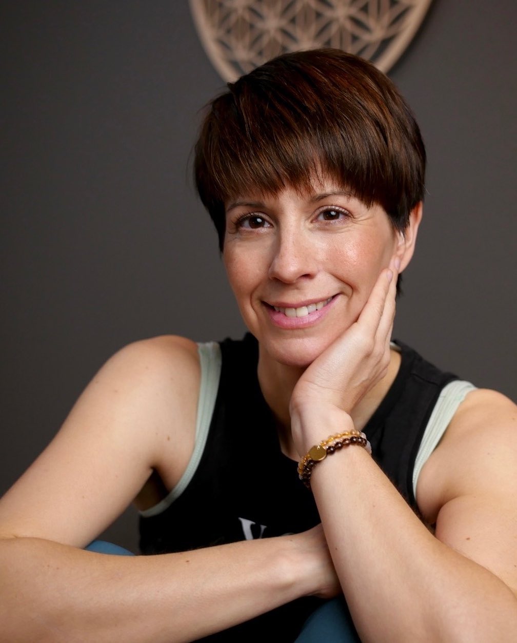 DAS BIN ICH
Ein warmes Willkommen an jeden von Euch der hier in letzter Zeit dazugestoßen ist. Ich freue mich riesig dass Du hier bist, mir folgst, meine Beiträge liest und wertschätzend kommentierst und dabei hoffentlich das eine oder andere für Dich mitnehmen kannst. Solch eine Verbindung ist in dieser Instagram Bubble bei weitem nicht selbstverständlich und dafür möchte ich Dir heute von Herzen danken.
Meine Erfahrungen mit Euch zu teilen, meine Gedanken frei auszusprechen, Unterstützung anzubieten und dabei viele liebe Kontakte zu knüpfen, das ist meine Motivation für diesen Account. Danke, dass Du ihn mit Deinem Sein so lebendig machst.
Ich möchte Dir kurz ein paar Dinge über mich erzählen.
Zum Yoga gekommen bin ich während meines Studiums in Berlin. Yoga in einem 40-Grad heißen Raum eines hippen Kreuzberger Hinterhofhauses. Ich konnte den Hype damals absolut nicht nachvollziehen und hab es daher wieder aufgegeben. Ein zweiter Anlauf erfolgte dann 2009 während meiner ersten Schwangerschaft. Seitdem bin ich geblieben. Seit zwei Jahren darf ich nun mein Wissen über Yoga und Ayurveda als Lehrerin in meinem eigenen Unterricht und meinen Workshops mit Euch teilen. Yoga unterrichte ich seither ausschließlich online aus meinem kleinen, feinen Yogastudio heraus. Live-Klassen sind für 2023 fest geplant.
Ich bin nicht nur leidenschaftliche Yogini, sondern arbeite ebenso gerne in meinem Hauptjob als Projektmanagerin. Die Qualitäten des Yoga in meine Arbeitswelt zu transferieren ist der beste Mix ever.
Die restliche Zeit widme ich meiner Familie. Meine beiden Teenies sind aktuell meine größten Lehrmeister.
Ob es mir immer leicht fällt zu unterrichten? Ganz klar, nein! Auch ich struggle manchmal mit mir selber, meinem Unterrichtsstil, meiner Stimme, meiner Inspiration, meinen Gefühlen. Und das ist vollkommen ok. Es geht beim Unterrichten nicht um mich, sondern um das Teilen einer sehr alten Tradition. All das mache ich aus einer großen Leidenschaft heraus. Dass ich Menschen mit dieser Tradition berühren kann ist wiederum eine der schönsten Erfahrungen für mich. Ich, die auch immer Schülerin bleiben wird.
Danke, dass Du hier bist 💛
#danke