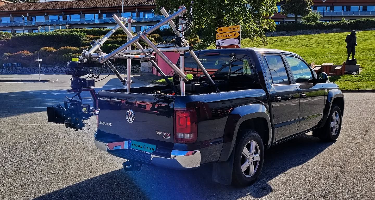Camera rig on pick-up for shooting a Dutch music video. 🛻📽🎬🔥
Key Grip: Mikkel Brekne Munkvold
@kosemikkel
#foton4film #getagrip #griprigs #filmproduction #griplife #keygrip #filmmaking #carrig #cinematography #gripandlighting #gripandelectric #gripequipment #filming #filmindustry #onlocation #behindthescenes #setlife #filmcrewlicious #filmcrewlife #onset #filmmakerlife #filmgrip #gripset #carfilming #videography #yoriswartmusic #yoriswart #pickuptruck #tvproduction