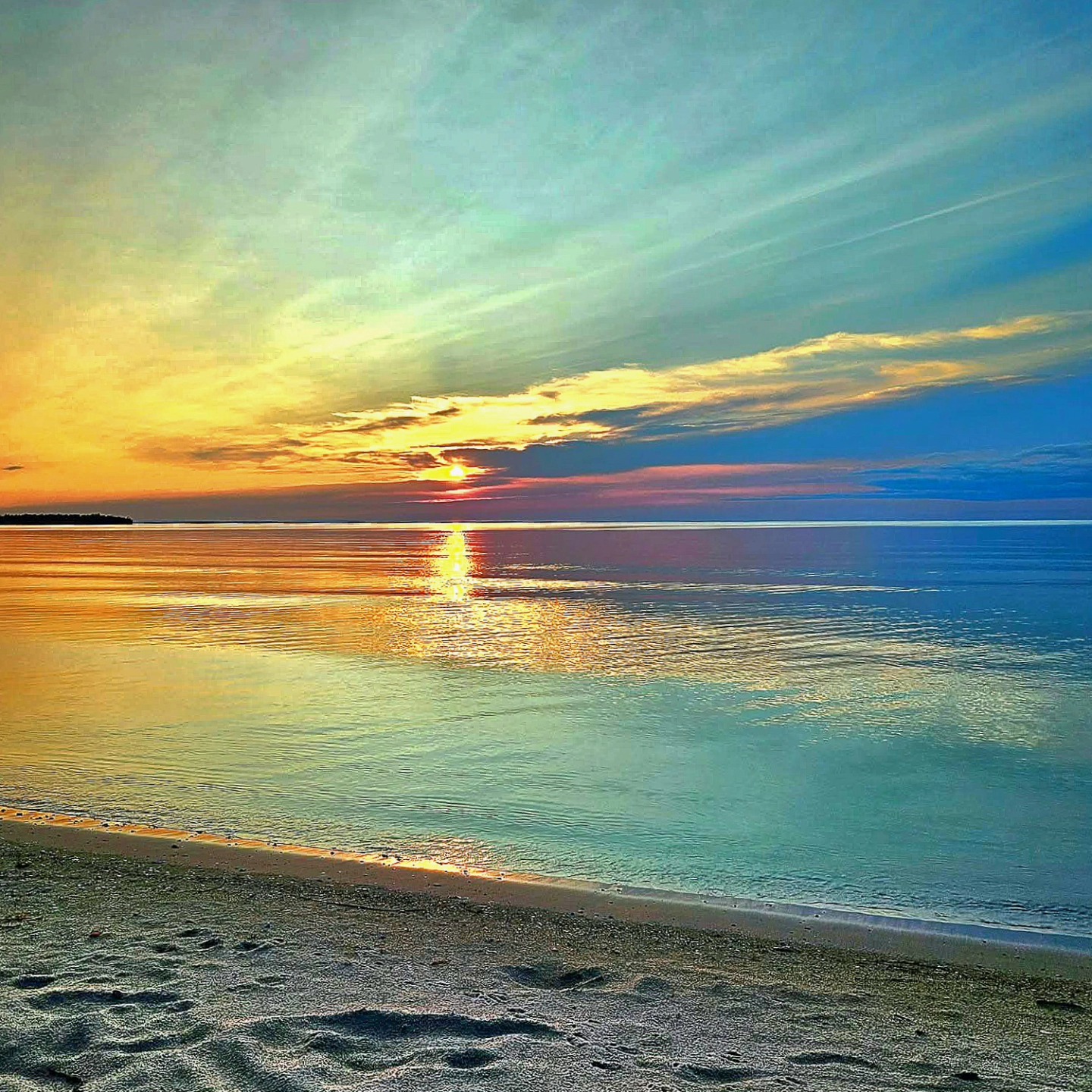 Peace and tranquility on Lake Huron as day breaks in St Ignace.
#kathy_woods_booth_photography #reflect #reflections #waterscape #sunrisephotography #lakehuron #skyporn #yes_global #puremich #puremichigan #upperpenninsula #yes_busa #amazingview #amazingsunrise