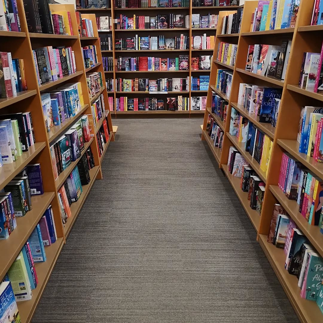 A happy place for sure. I'd like one of each pls 📖🙏
.
.
.
.
.
.
#bookstore #bookshop #books #library #bibliophile.