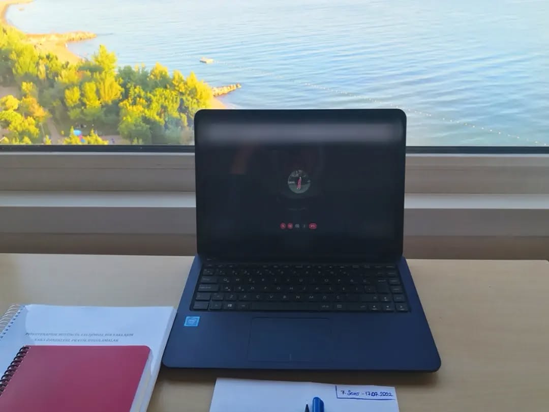 Online terapi seansında danışanımın söylediği cümle:
" Fark etmeden kendime kötülük yapıyormuşum. Sanki gözlerim kördü, şimdi açıldı."
Kendimizle ilgili anlamlandıramadığımız, bize zarar verdiğini bildiğimiz halde yapmaya devam ettiğimiz davranışlarımız vardır.
✨Psikolojik danışma, danışanın duygu, düşünce ve davranışları anlamlandırmasını sağlar.
✨Otomatik olarak yaptığı, işlevsel olmayan davranışları bırakıp yeni işlevsel yollar keşfetmesine yardımcı olur.
✨Bir uzman eşliğine bu yolculuğa çıkmak kendimize vereceğimiz en güzel hediye 💐
.
.
.
.
.
#terapi #terapist #psikolojikdanışma #psikolog #onlineterapi