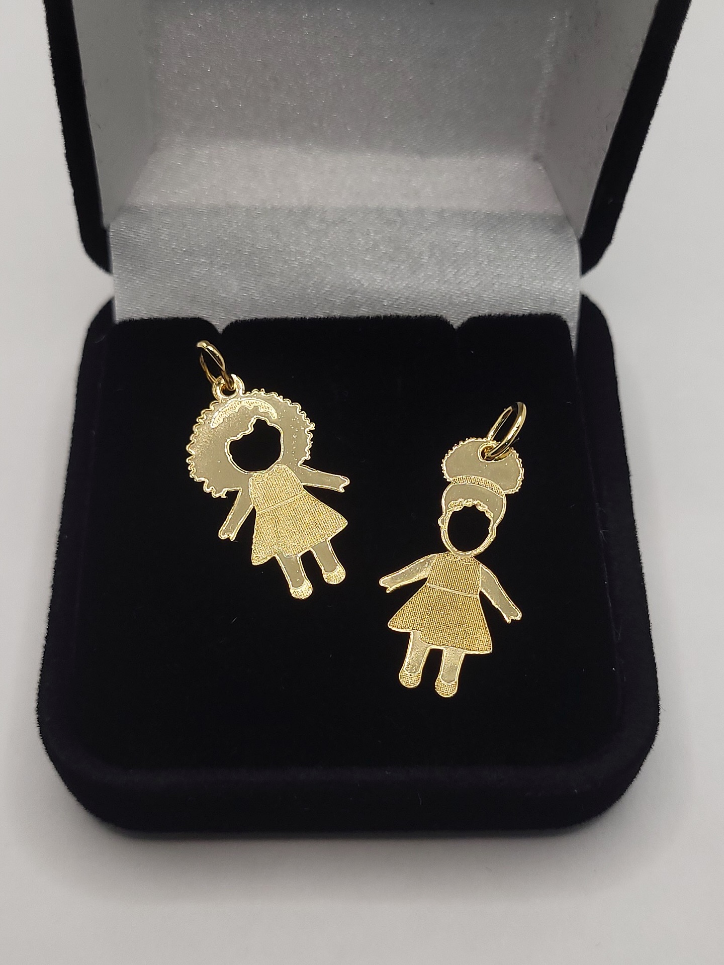 Pingente Menina Cacheada 😍
Esses pingentes são muito especiais! Confecção personalizada para uma cliente que queria suas filhas representadas como elas são: cacheadas! Diferente das tradicionais bonequinhas de lacinho e cabelos lisos.
Nós amamos o resultado e elas amaram ainda mais 😍
.
#fantini #belohorizontemg #joiaspersonalizadas #meninacacheada #fantinijoiaserelogios