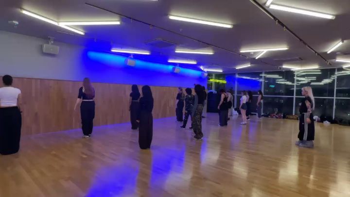 KMDC COMMERCIAL CLASS
@blueberrytteokbokki Original choreography
Thanks for coming her first commercial class in 2026 ♡ we can check the quality of choreo ♡
You will do more time with @blueberrytteokbokki this year!! Let's goo!!