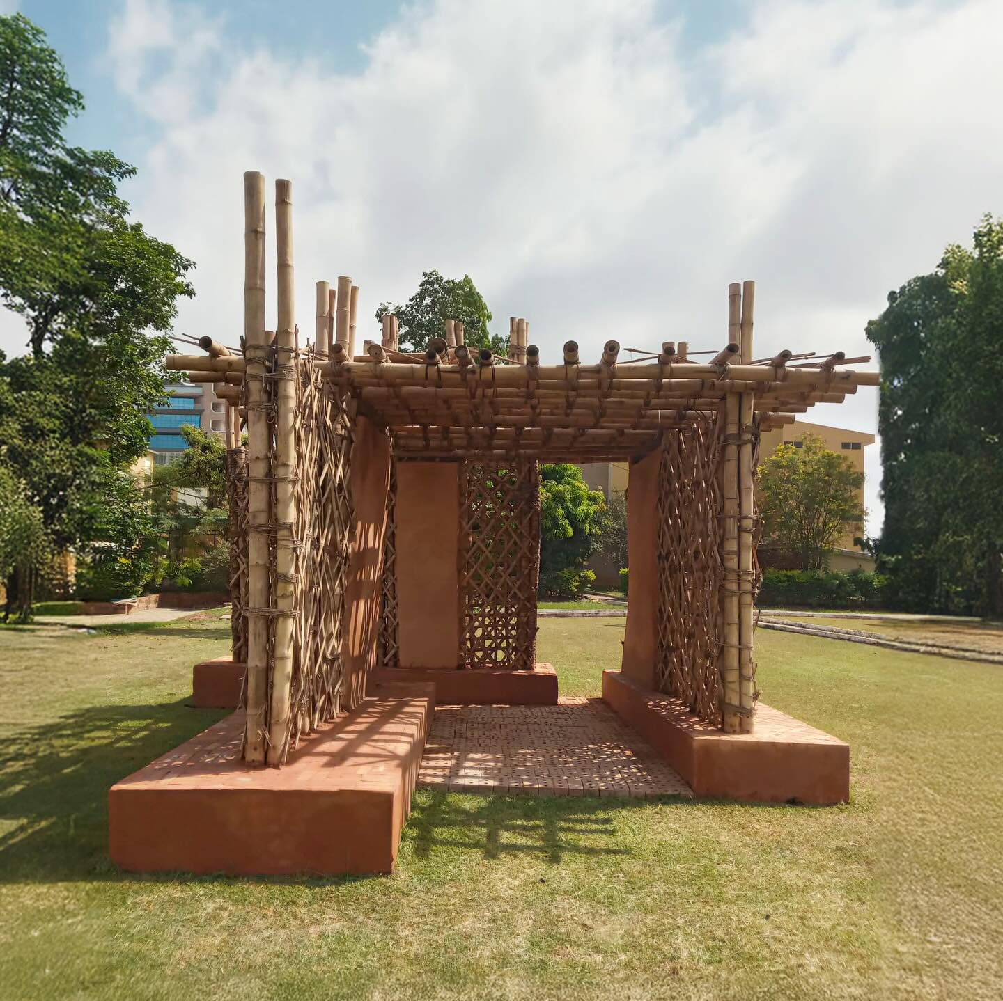 🌱 RENABUMA – Reinterpreting Natural Building Materials 🌍
RENABUMA is a collaborative design-build research project between the Professorship Digital Design and Fabrication (@ddf.kit) at KIT and Kwame Nkrumah University of Science and Technology (@knust.gh) in Ghana. The project explores how locally available natural materials — especially bamboo and earth — can be combined with frugal digital construction methods to create scalable, circular, and low-carbon building systems, even in contexts with limited digital infrastructure.
In September 2025, interdisciplinary teams of students and researchers realized this research in a 1:1 demonstrator pavilion on the KNUST campus. Built using a bamboo–earth hybrid system, the construction process was guided by projection-based digital instructions, bridging computational design and on-site craftsmanship. Today, the pavilion serves as a space for learning, exchange, and exhibition focused on sustainable construction practices.
Integrated into master-level teaching at both institutions, RENABUMA fosters intercultural collaboration and hands-on knowledge transfer. Beyond the built prototype, the project contributes to an open-source knowledge base for natural building and aims to actively shape sustainable building cultures and regulations in Ghana and beyond.
#RENABUMA #DDF #KIT #KNUST #Ghana