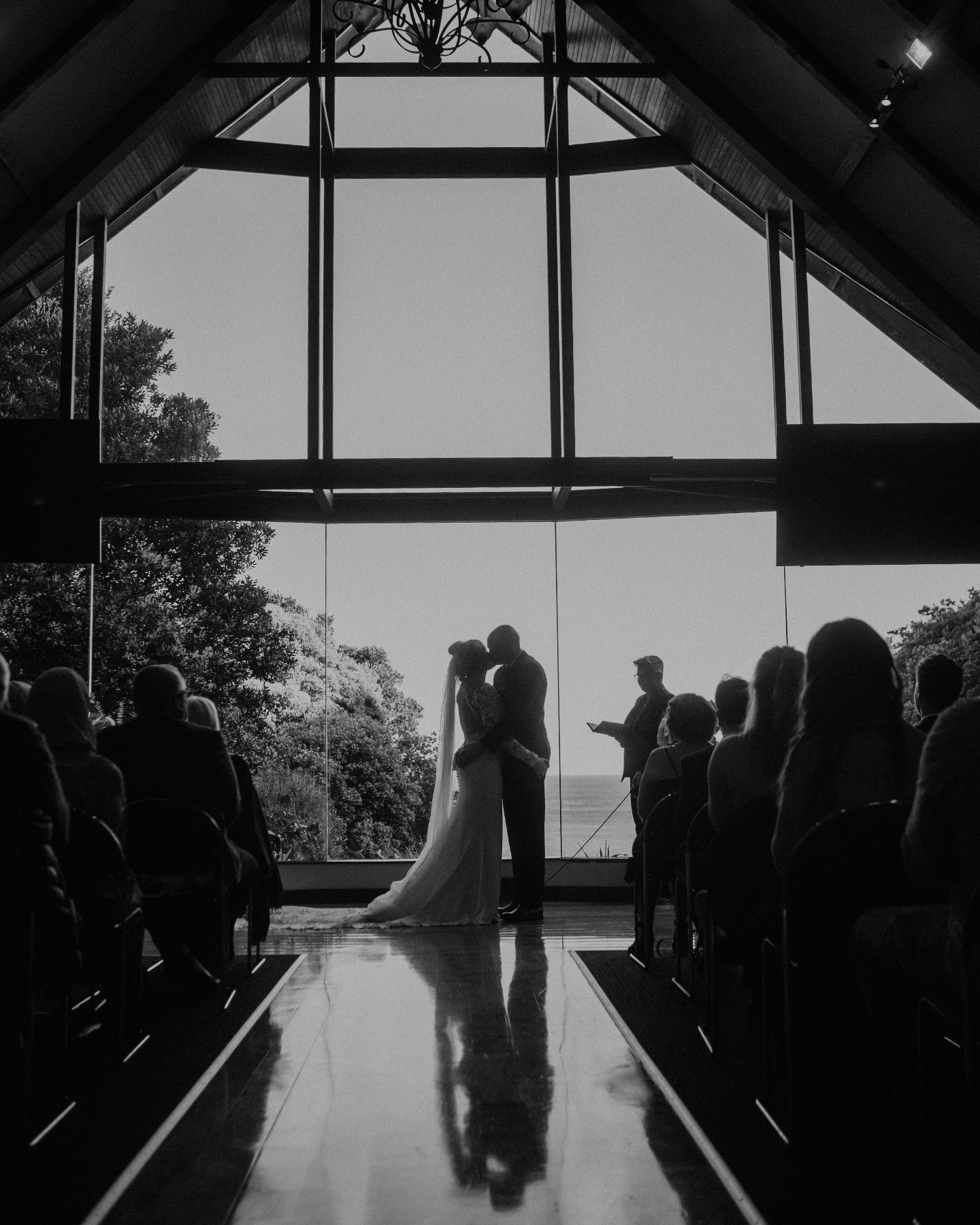 A gorgeous ceremony, a stunning couple and that view is just amazing 😍