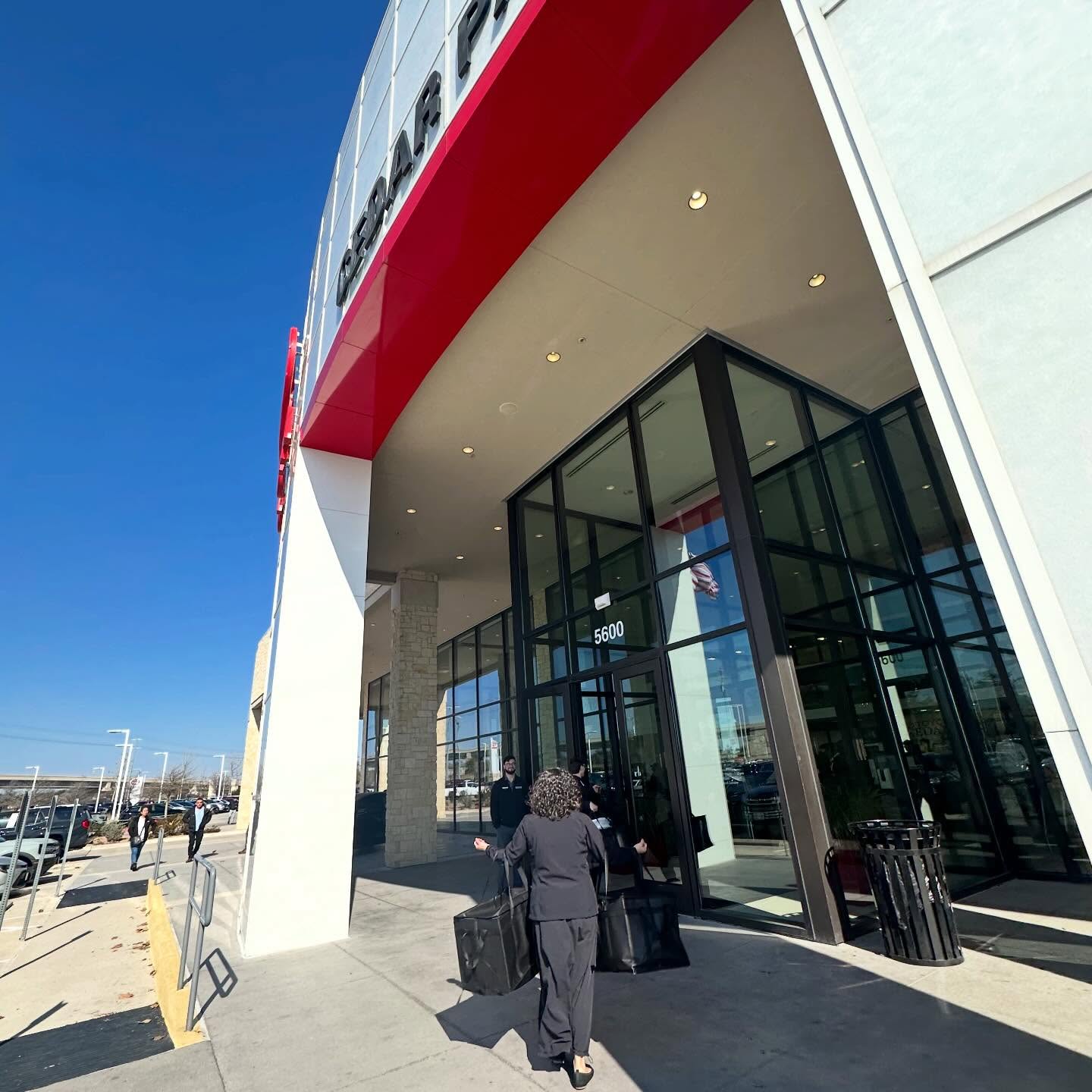 Huge thanks to our friends next door @toyotacedarpark for having Summer Blends for lunch today! Catered 300 salad wrap box combos!🥗🌯💚
#summerblends #summerblendscafe #catering #toyota #toyotaofcedarpark
