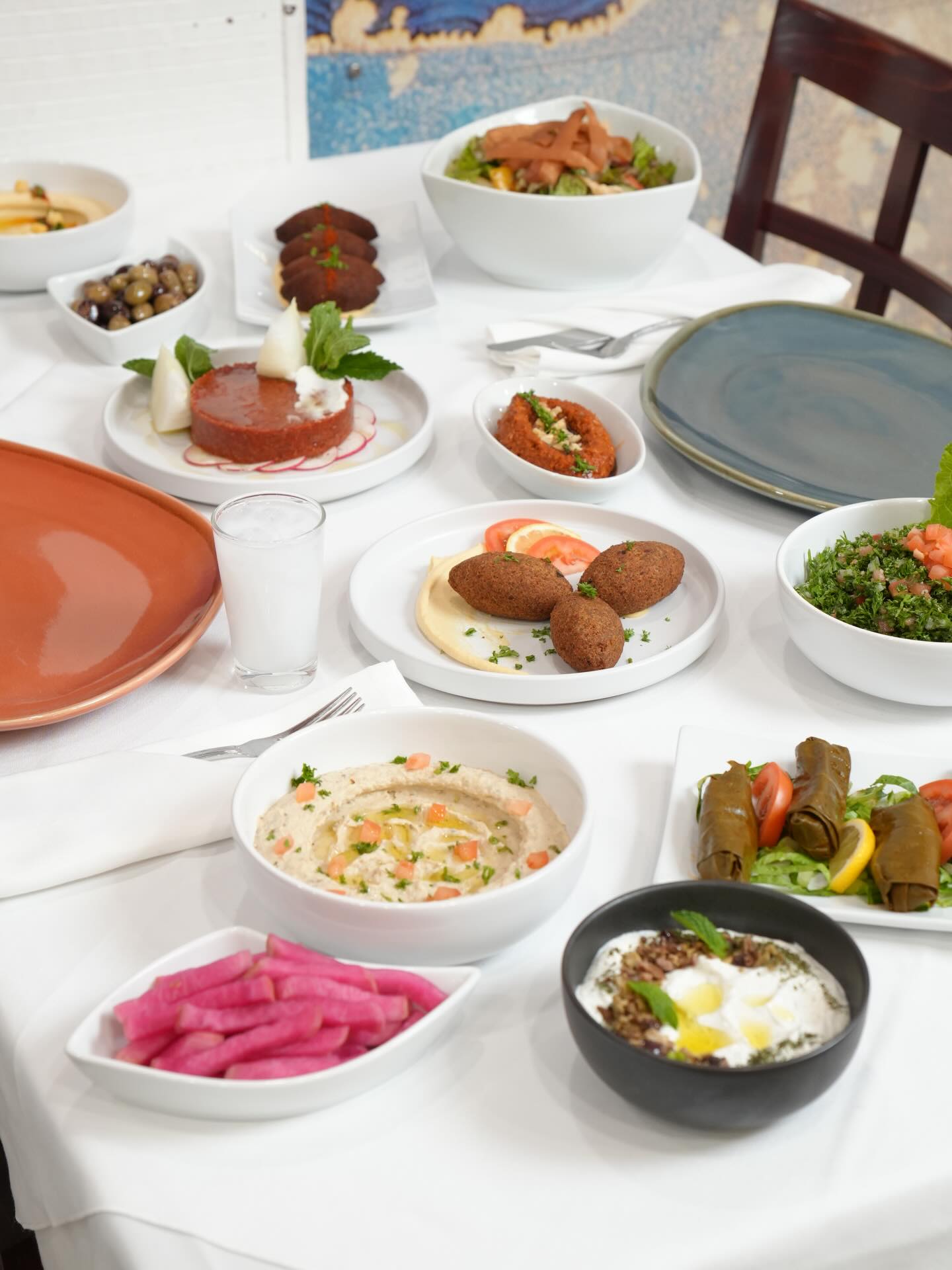 The art of mézzes. Authentic flavours, fresh ingredients and timeless tradition. 🍽️
L’art du mézze. Saveurs authentiques, ingrédients frais et traditions intemporelles. 🍽️
#restomtl #libanais #mezze #restaurant #laval