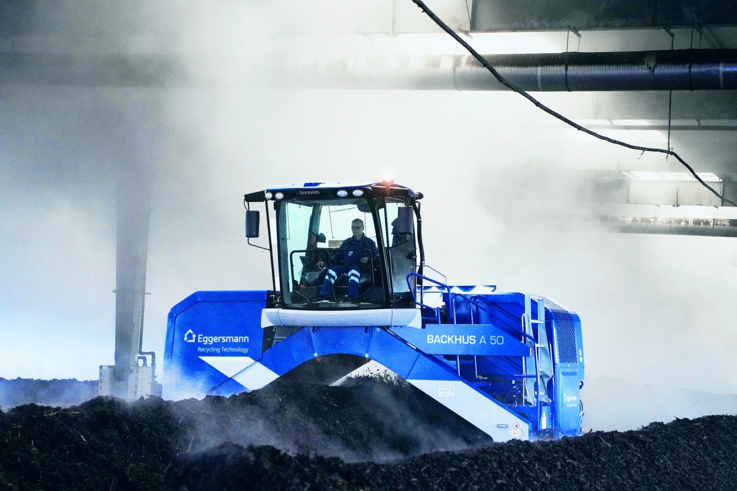 Wenn’s um Kompostierung geht, zeigt der BACKHUS A 50, wie moderne Umsetzung aussieht. 🌱
Der mobile Umsetzer lockert Biomasse zuverlässig auf, mischt das Material gleichmäßig und sorgt für optimale Belüftung – genau das, was für einen stabilen Rotteprozess entscheidend ist. ♻️
Dank durchdachter Technik, einfacher Bedienung und robuster Bauweise ist der BACKHUS A 50 gemacht für den täglichen Einsatz in der Kompostierung und biologischen Aufbereitung. Effizient, zuverlässig und praxisnah. 💪
👉 Du willst wissen, wie der BACKHUS A 50 deinen Prozess unterstützen kann? Sprich uns an.
#recycling #eggersmann #umsetzer #boehmerecycling #wastemanagement