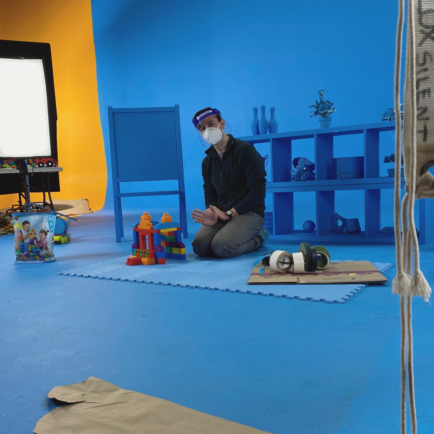 Props to Kerry for demonstrating appropriate PPE on set while working with talent 🤜🤛
#propsmaster #onset #toys #megabloks