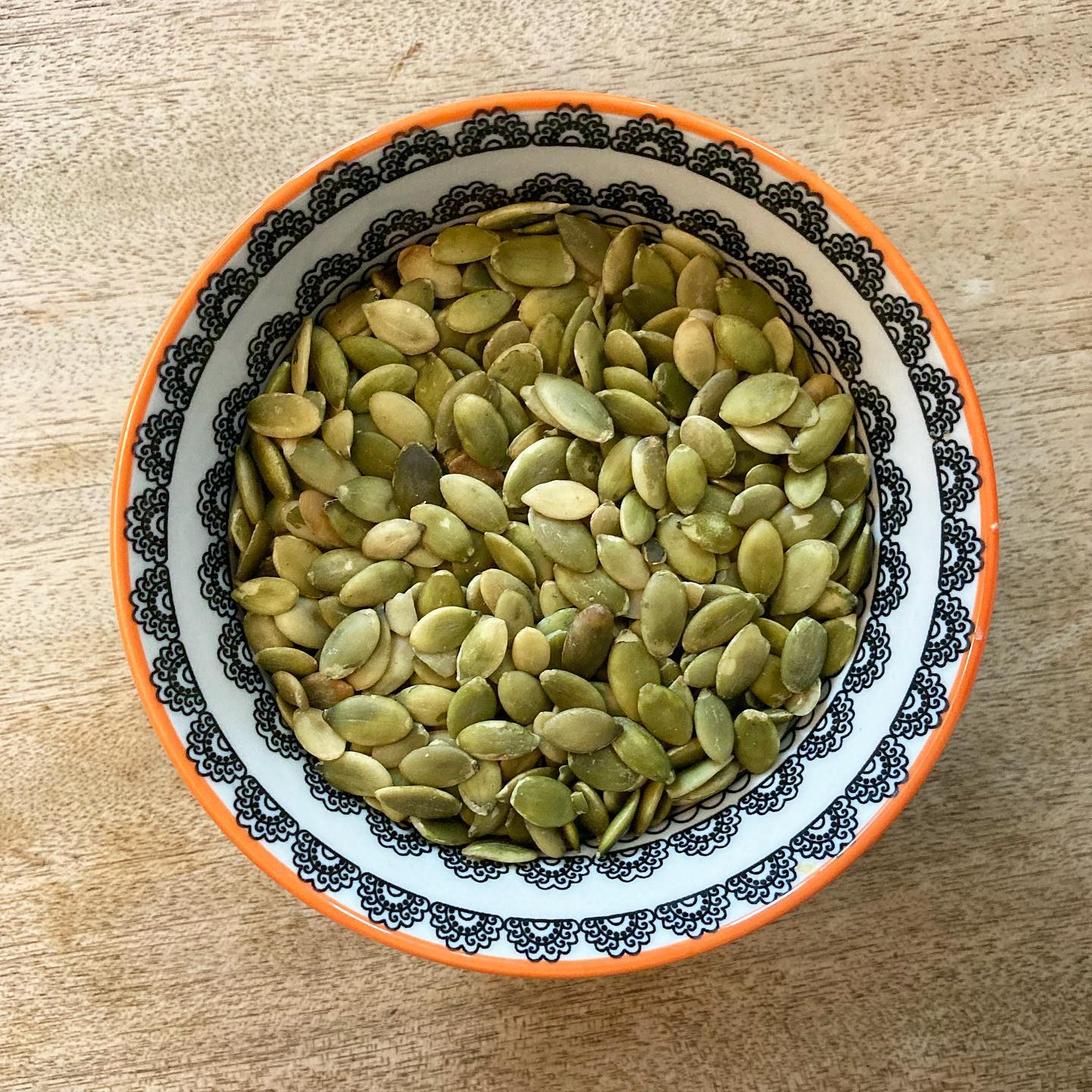 🌱Pumpkin seeds! One of my fav snacks, and something I often suggest patients incorporate into their diets.
Here’s a few reasons to eat more of them:
👉 Great source of healthy FATS – Which keep us full longer, and also help with healthy skin / hair / nails 🙌
👉Great source of MAGNESIUM – It’s estimated the majority (some sources say >60%!) of us in N.A. are deficient in magnesium, which has SO many important functions in the body. Getting enough of this mineral is helpful for our cardiovascular system, bone health, reducing muscle tension, calming the nervous system, improving sleep, and regulating blood sugar 👏
👉 Good source of ZINC – another important mineral which can be helpful for skin health / acne, immune function, and healthy sperm!! 🐣
They’re also a good source of fibre, and contain decent amount of protein per serving too! 💪(~9 g per 1/4 cup)
Look for raw, unsalted seeds (they’re also called pepitas) and try them as a snack, a sprinkle on salads, or to top off your oatmeal or smoothie 😋