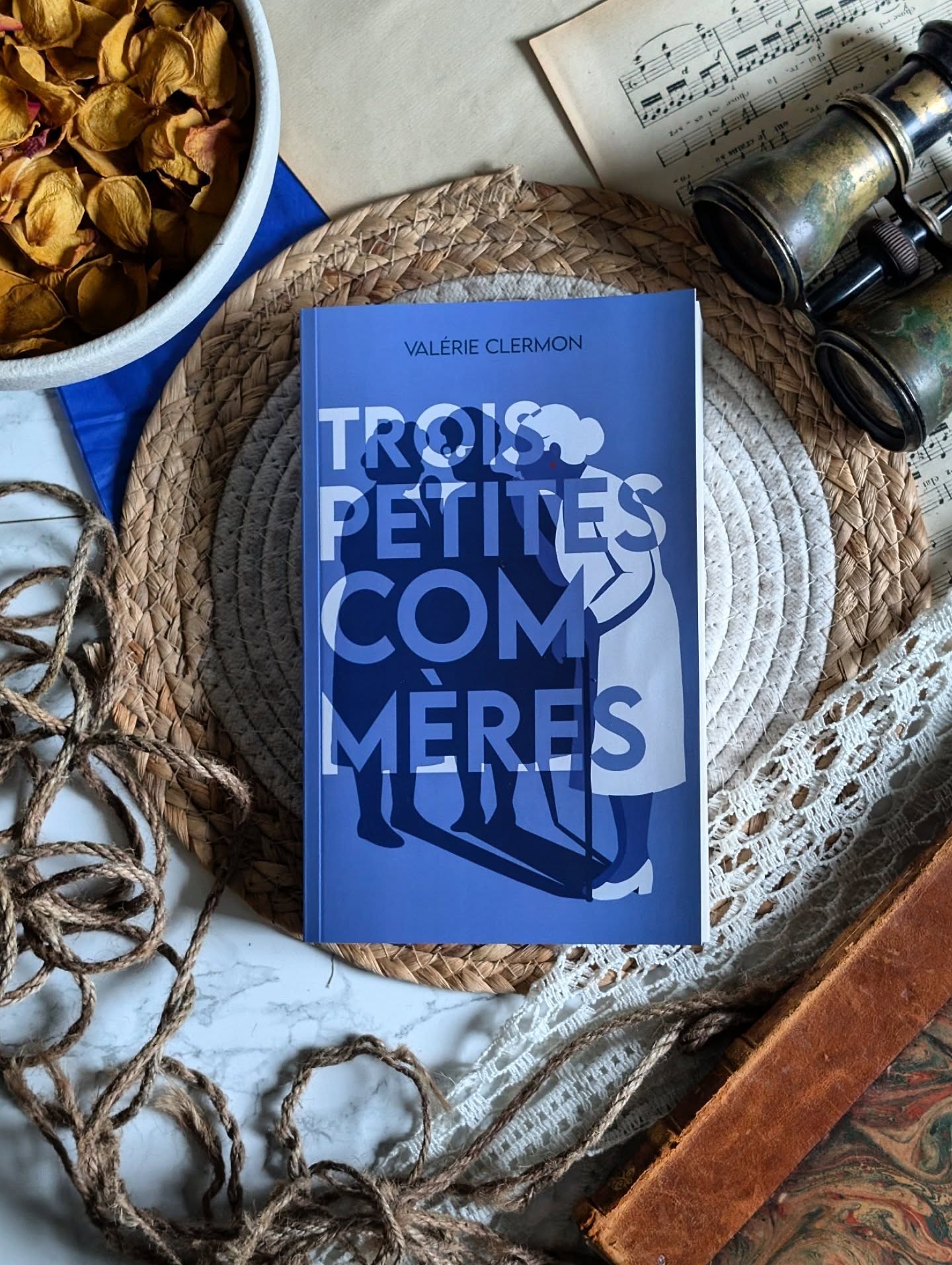 ✨ Trois petites commères - Valérie Clermon ✨
À Montpezat, tout le monde se connaît. Enfin… tout le monde croit se connaître. On observe, on commente, on chuchote, mais on ne dit jamais tout. Et quand Jacques Lemarchand est retrouvé mort, couvert de symboles étranges, forcément, ça fissure le vernis.
Dans Trois petites commères, l’enquête est bien là, menée par le lieutenant Thomas Miller et sa nouvelle collègue Cécilia Boyer. Mais très vite, on comprend que le cœur du roman n’est pas seulement qui a tué, mais pourquoi tout le monde savait quelque chose sans jamais rien dire.
Ce que j’ai vraiment aimé, c’est cette ambiance de polar rural où le danger ne débarque pas de l’extérieur : il est déjà là, enfoui dans les rancunes, les secrets et les silences transmis de génération en génération. Je dois dire que ça été amené d'une façon assez magistrale, j'ai été pris dans le récit !
On sent que cette affaire touche Thomas Miller autrement, qu’elle le pousse à douter, à se questionner sur la justice, le pardon, et ce que la vérité est censée réparer… ou pas.
La plume est sobre et dans ce genre de roman c'est toujours un très bon point. L'écriture laisse sa place à l'histoire.
Pour résumer, c'est un polar tout en nuances qui montre que parfois, le plus dangereux, c’est ce que tout le monde choisit de taire.
Alors si tu aimes les polars d’ambiance, les villages pleins de secrets et les enquêtes, je ne peux que te conseiller de foncer l'acheter chez @betapublisher !
Dis-moi en commentaire s'il te tente !
#BetaPublisher #troispetitescommères #polar #bookstagramfrance #Roman