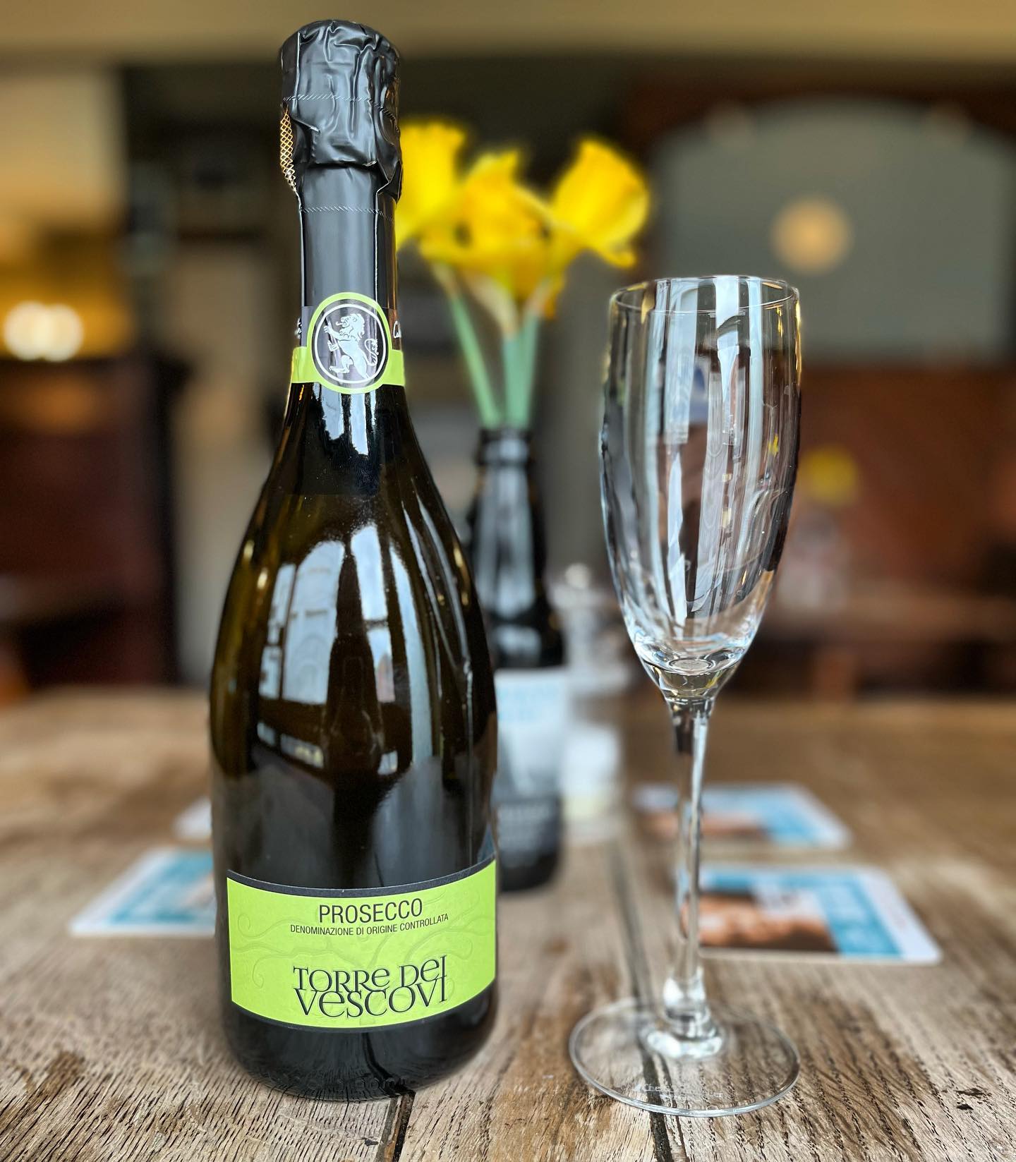 Treat your mum this Mother’s Day to a delicious roast and complimentary glass of fizz 🥂PRE BOOKING ONLY 🥂with live music from 4.30 pm 💕
#mothersday #prosecco #drinks #celebrate #pub #lewes #lewespub #leweseastsussex #visitlewes #mothersdayspecial #harveyspub #harveystaphouse #herveyslewes #eastsussexpub #traditionalpub