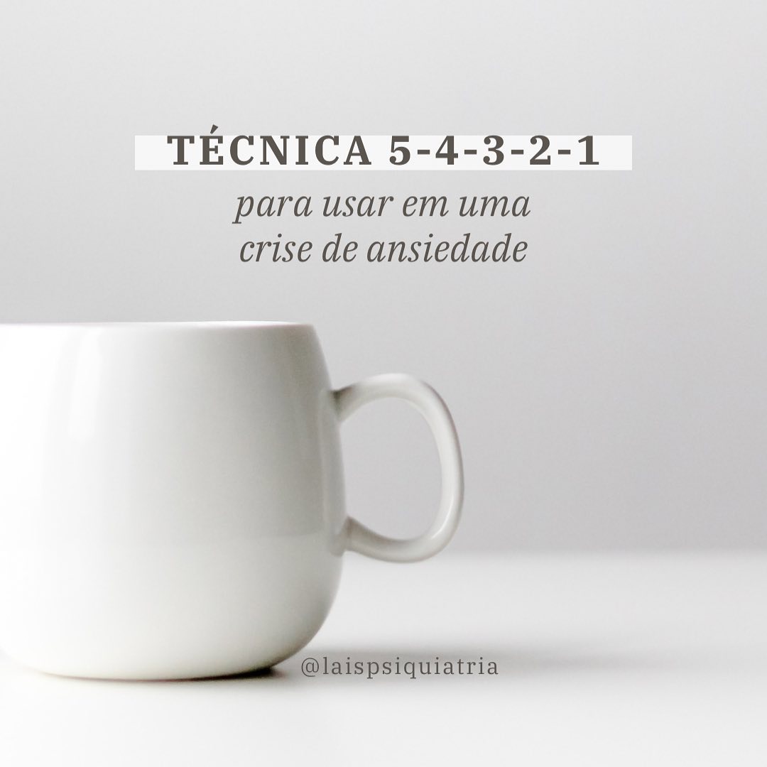📝 SALVA PARA NÃO PERDER:
👉 Durante uma crise de ansiedade nós tendemos a nos concentrar nos efeitos físicos sentidos (palpitações, suor, sensação de mal estar…) e isso pode aumentar o tempo desses efeitos.
📍 Desviar a atenção é, então, uma forma eficiente de frear a crise de ansiedade, e um jeito de conseguir isso é através dessa técnica 5-4-3-2-1.
Ela consiste em dizer em voz alta:
5️⃣ Cinco coisas que você consegue VER;
4️⃣ Quatro coisas que você consegue TOCAR;
3️⃣ Três sons que consegue OUVIR;
2️⃣ Dois cheiros que pode SENTIR;
1️⃣ Uma coisa que consegue sentir o SABOR.
👉 Considerando que você terá que dirigir sua atenção para esses estímulos, a mudança de foco ajuda com que ocorra uma diminuição na intensidade da crise de ansiedade.
“Mas Dra, não vou lembrar dessa técnica…”
Então já salva ela ou deixa anotada em um papel guardado na carteira ou bolsa.
#ansiedadenãoéfrescura #xôansiedade #terapiafazbem #psiquiatria #psiquiatria #psiquiatraonline #vilaolimpia