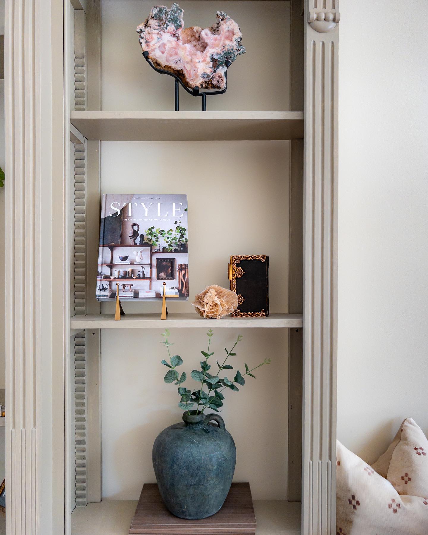 Ik dacht even dat we richting het herfst weertje gingen afgelopen week maar we krijgen nog even op en top zomer! ☀️
Die herfstkriebels die ik al begin te krijgen moet ik even parkeren want binnenkort begint mijn zomervakantie! Ik ga heerlijk genieten van een yoga retreat in Kroatië 🧘♀️De weersvoorspelling daar is 30 graden dus wel fijn dat het geen harde overgang is. Voor de meeste is de zomervakantie alweer voorbij… of ben jij, net als ik, een late zomervakantieganger?
#interieurontwerphaarlem #interieurinspiratie #interieurstyling #wooninspiratie #huisdecoratie #boekenkaststyling