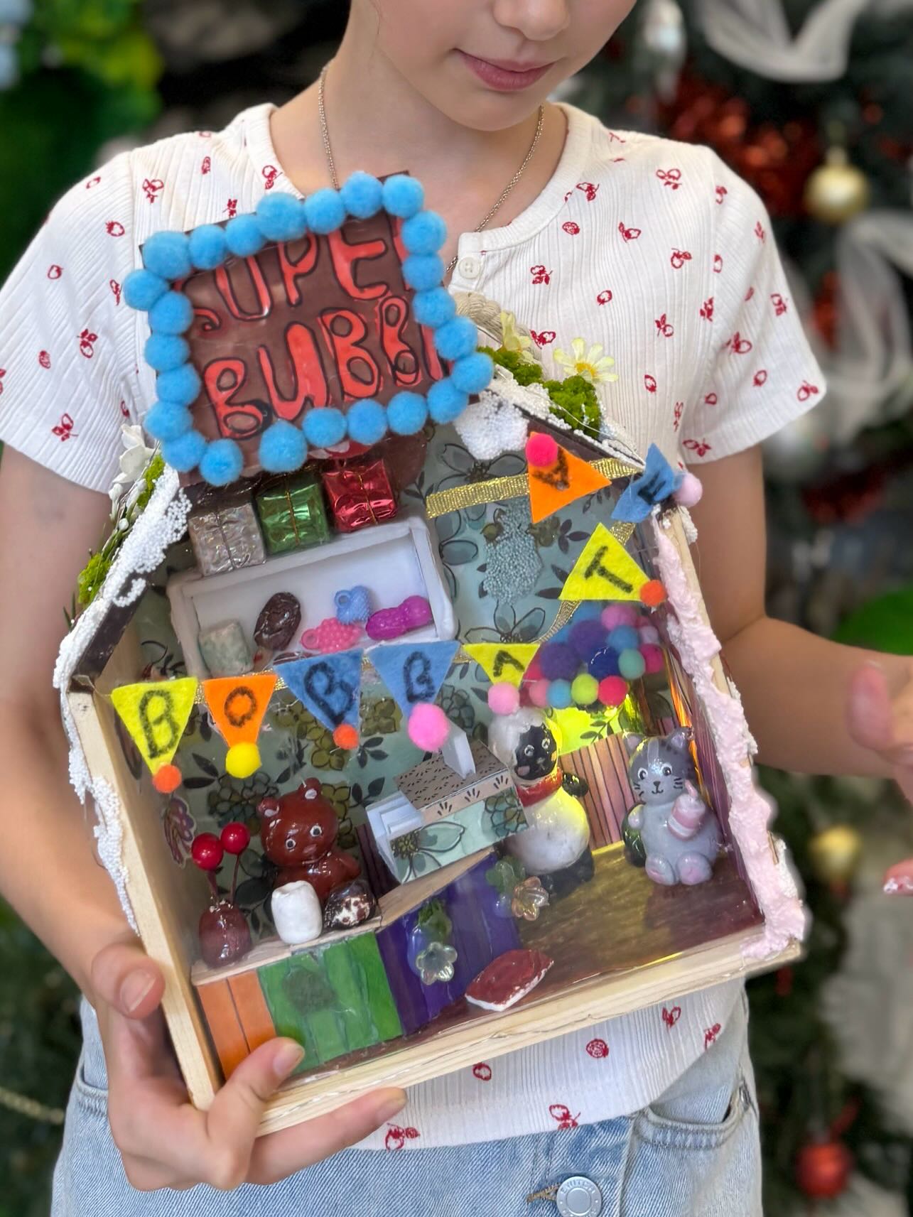 Tiny Houses, Big Imaginations 🏠✨
This holiday program was all about turning ideas into little worlds. Using clay as the main material—along with a mix of craft elements—our students created their own themed houses, each one full of personality and imagination.
From a Doraemon-inspired Japanese room, to a BOBA tea shop hidden in the forest, a Pompompurin bedroom, and a CHIIKAWA New Year house—every piece tells a different story. 🌿🧋🎏
Behind the cuteness, there was real thinking happening: choosing a theme, doing research, planning spaces, and solving problems along the way. Step by step, kids learned how to turn imagination into something real.
Each house is unique—just like the young creators who made them. 💛🎨
🎨🎨🎨
LEARN ART, SEN ART.
(all the drawings and paintings show on our ins are create by our art tutor or student)
#artnewzeland #art #artstudy #artstudio#artworld #artauckland #artist #artclass #clay #artcourse #artistsoninstagram #artnz #nzart #artteaching #artwork #artstudent#artacademy #artstudio #auckland #artstudent#studentwork #artist #artlover #dollhousefurniture